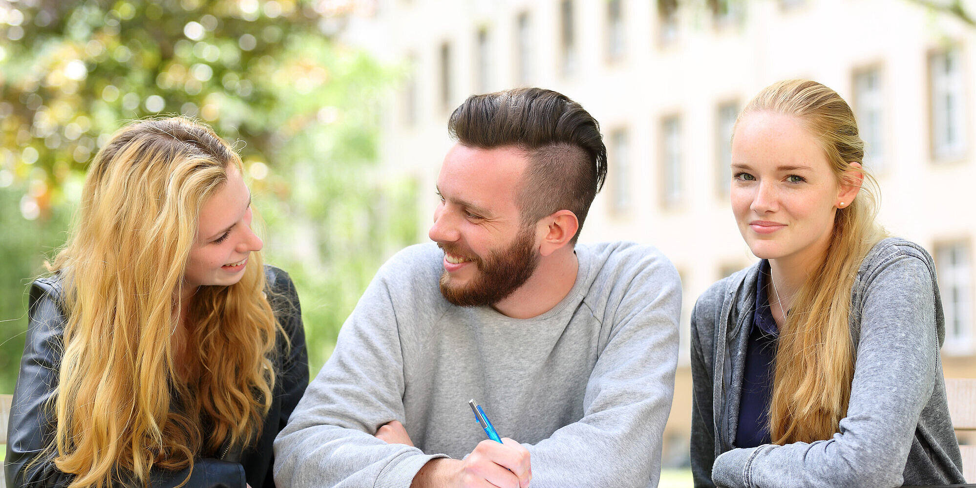 Johannesstift Diakonie das deutschlandweite Ranking der besten Ausbildungsbetriebe bei den Sozial- und Gesundheitsunternehmen Drei Schülerinnen sitzen auf einer Bank