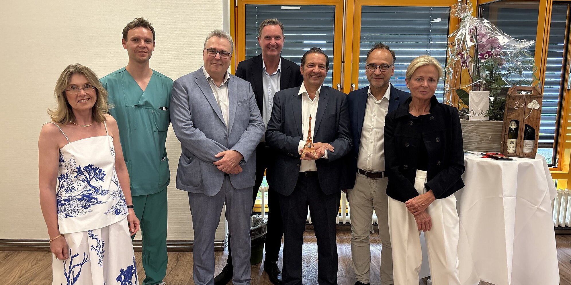 V.l.n.r.: Prokuristin S. Theissen, Dr. med. F. Tetzner, Geschäftsführer C. Schaulinski, Prof. Dr. med. U. Nöth, Dr. med. S.-M. Reyle-Hahn, Pflegedirektorin A. Lemke, Prof. Dr. med. R. Ott Gruppenfoto mit Wegbegleiter*innen und dem Krankenhausdirektorium