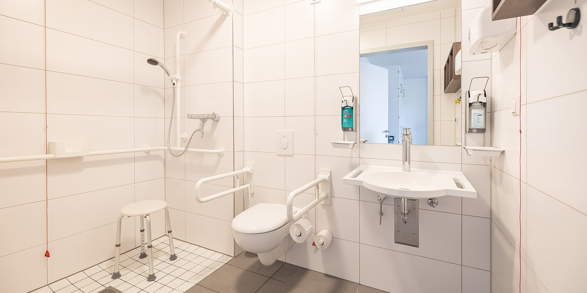 Blick ins Badezimmer eines Patientenzimmers.