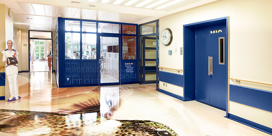 Moderne Flure der Klinik für MIC