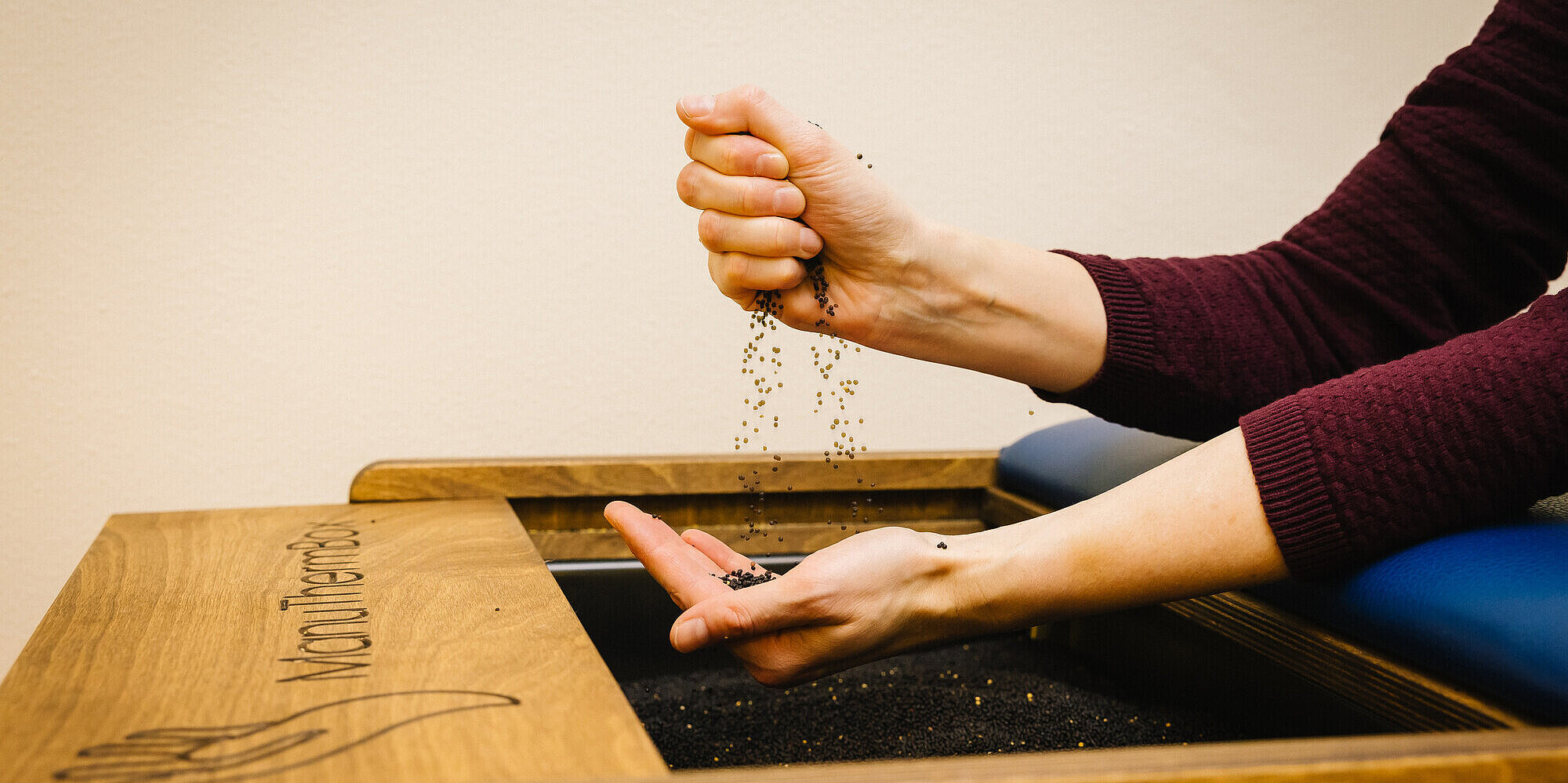 Hände lassen Sand durch die Finger rieseln