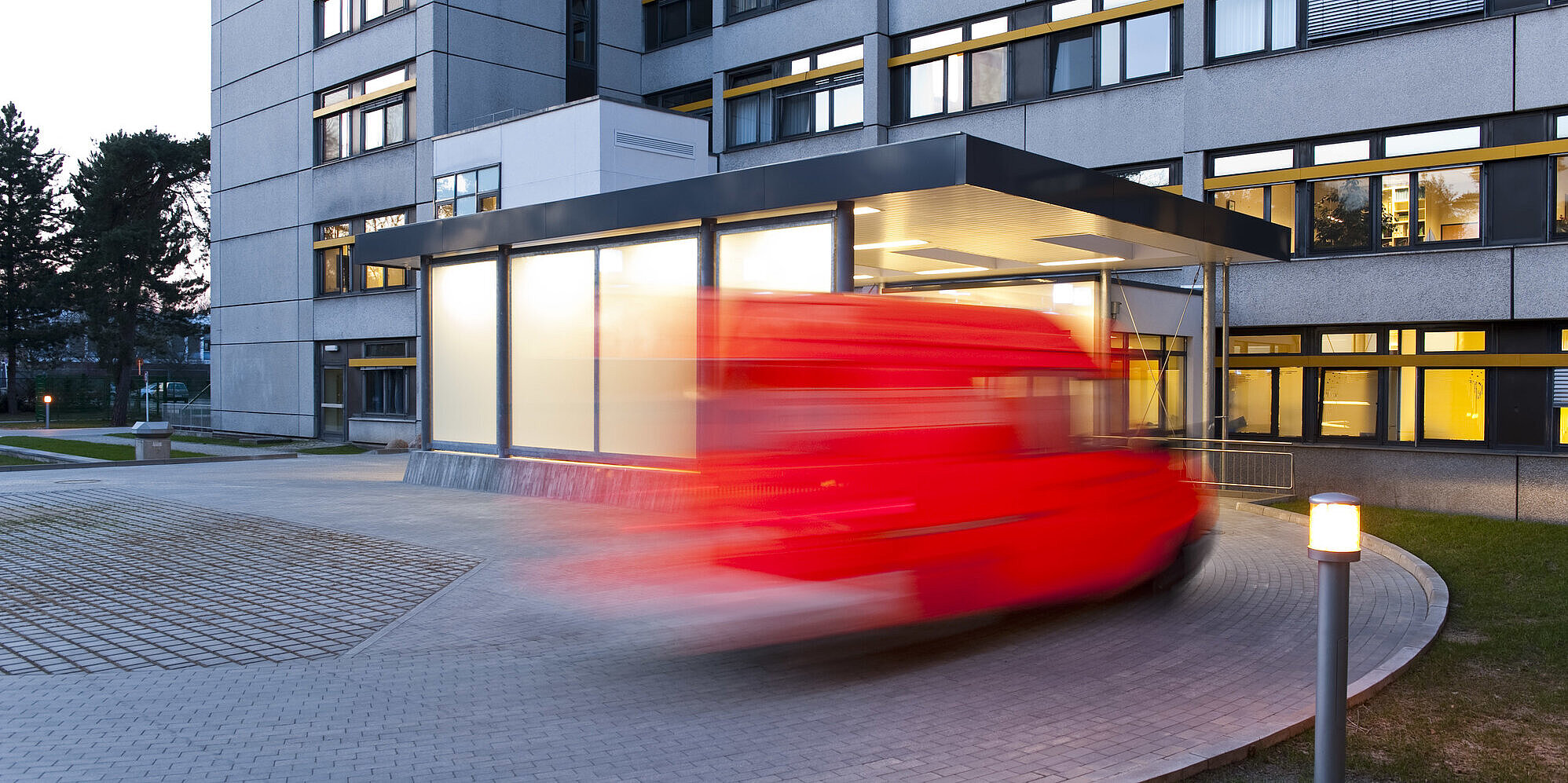 Krankenwagen fährt in die Rettungsstelle vor dem Evangelischen Waldkrankenhaus Spandau