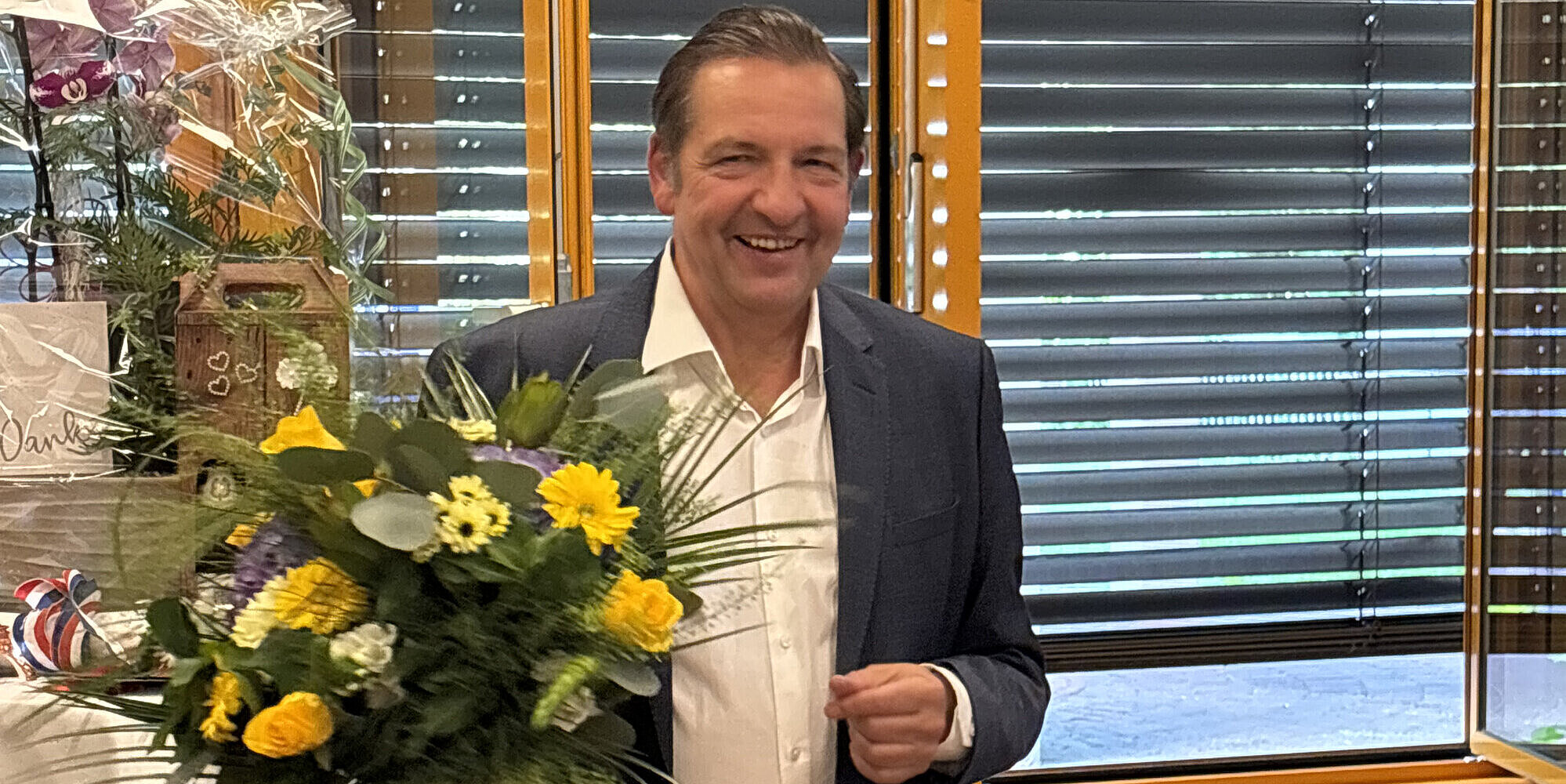 Dr. med. Stephan-Matthias Reyle-Hahn mit Blumenstrauß