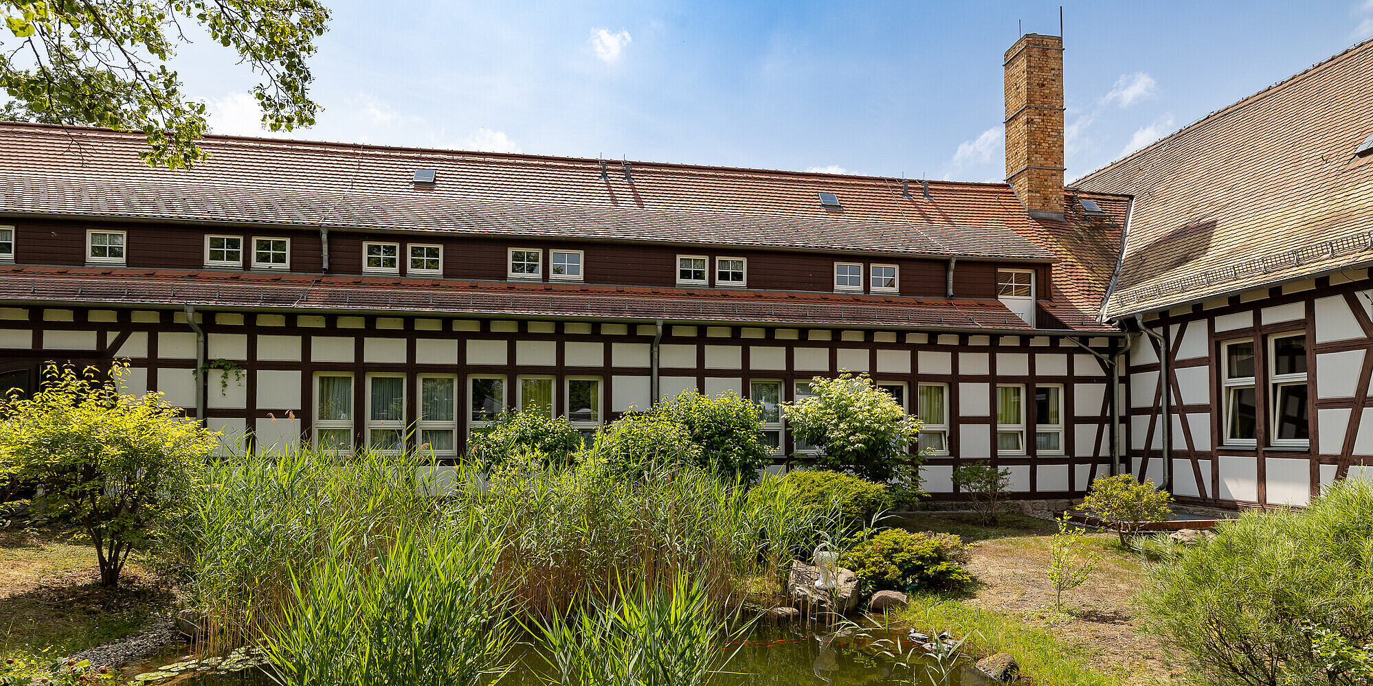 Blick auf das Gebäude der Pflege Einrichtung Barbara