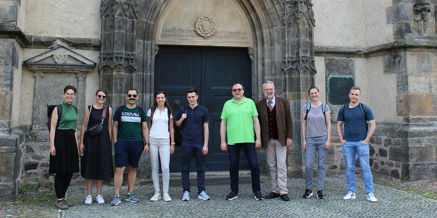 Personengruppe vor Kircheneingang