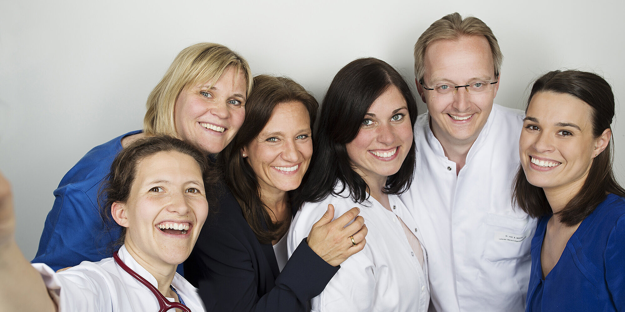 Familienfreundlicher Arbeitsplatz mit attraktiver Vergütung Mitarbeitende aus dem Evangelischen Krankenhaus Hubertus machen ein Selfie.