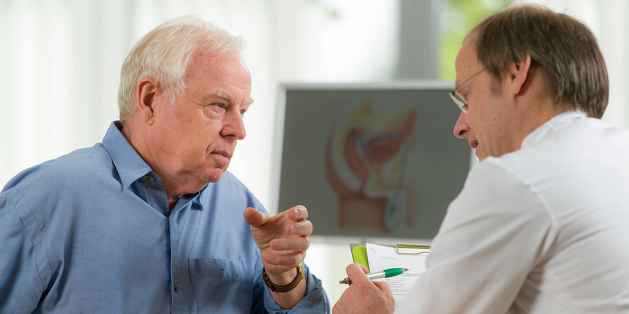 Arzt berät älteren Patienten