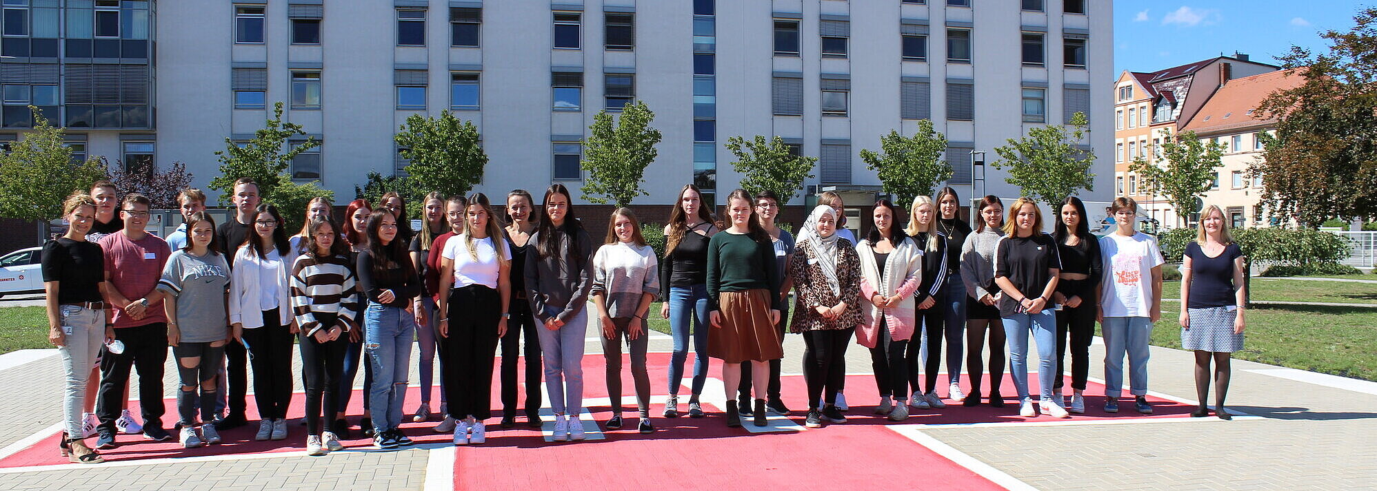 29 Azubis, ein Ziel: die Ausbildung zur*zum Pflegefachfrau*mann erfolgreich absolvieren. Gruppenfoto mit 29 Auszubildenden der Krankenpflegeschule Wittenberg