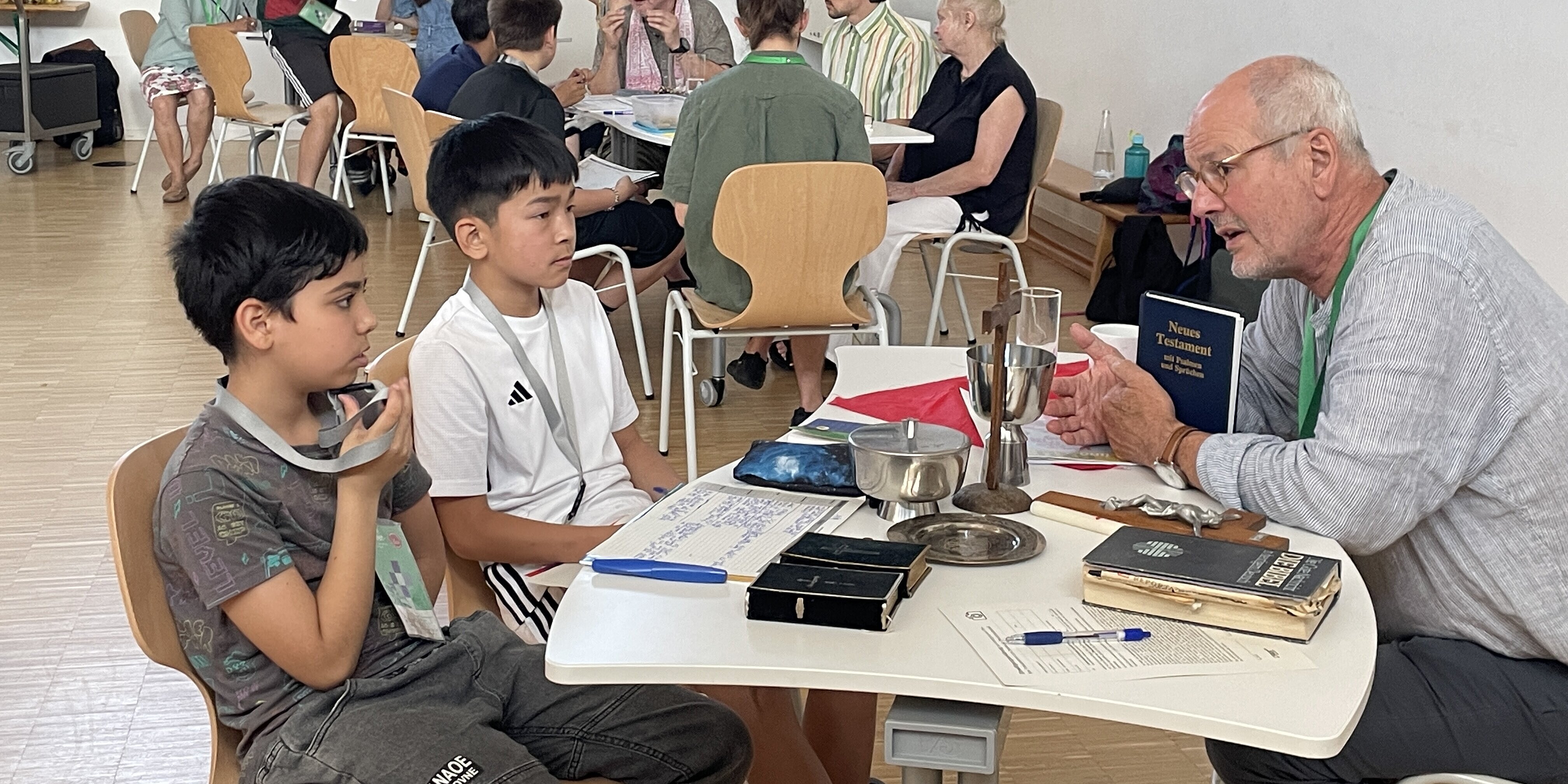 Religionsvielfalt erleben: Kinder im Gespräch mit Religions-Expert*innen – Muss ich in der Kirche sein, um bei der Diakonie zu arbeiten?