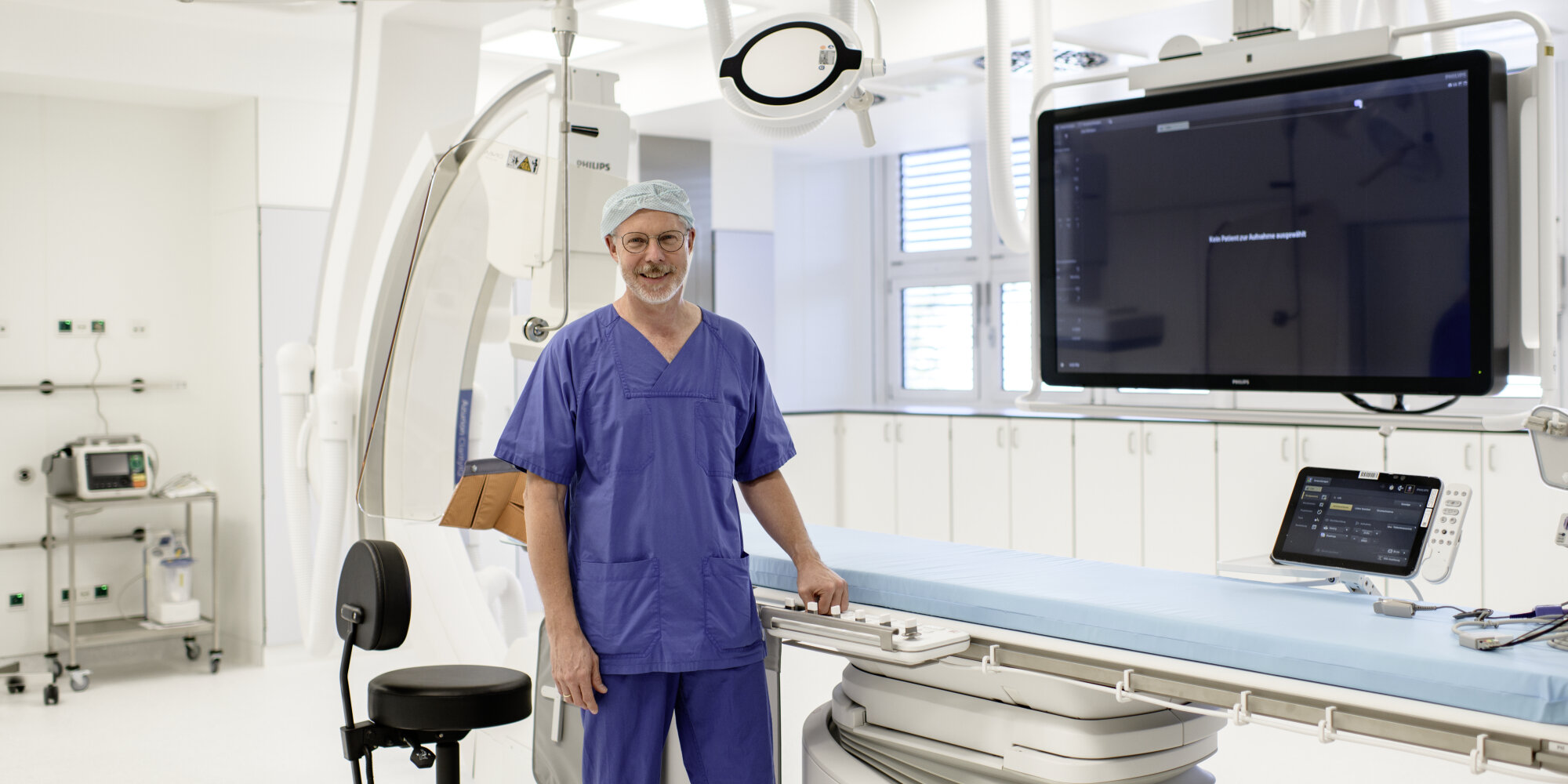 Chefarzt in Arbeitskleidung im modernen Herzkatheterlabor im Martin Luther Krankenhaus.
