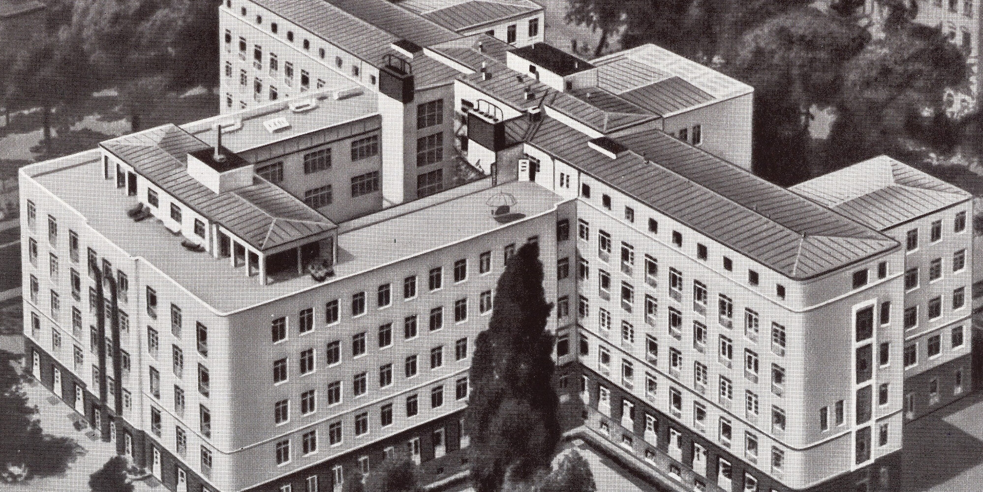 Schwarz-weiß Aufnahme des Martin Luther Krankenhauses aus der Vogelperspektive.