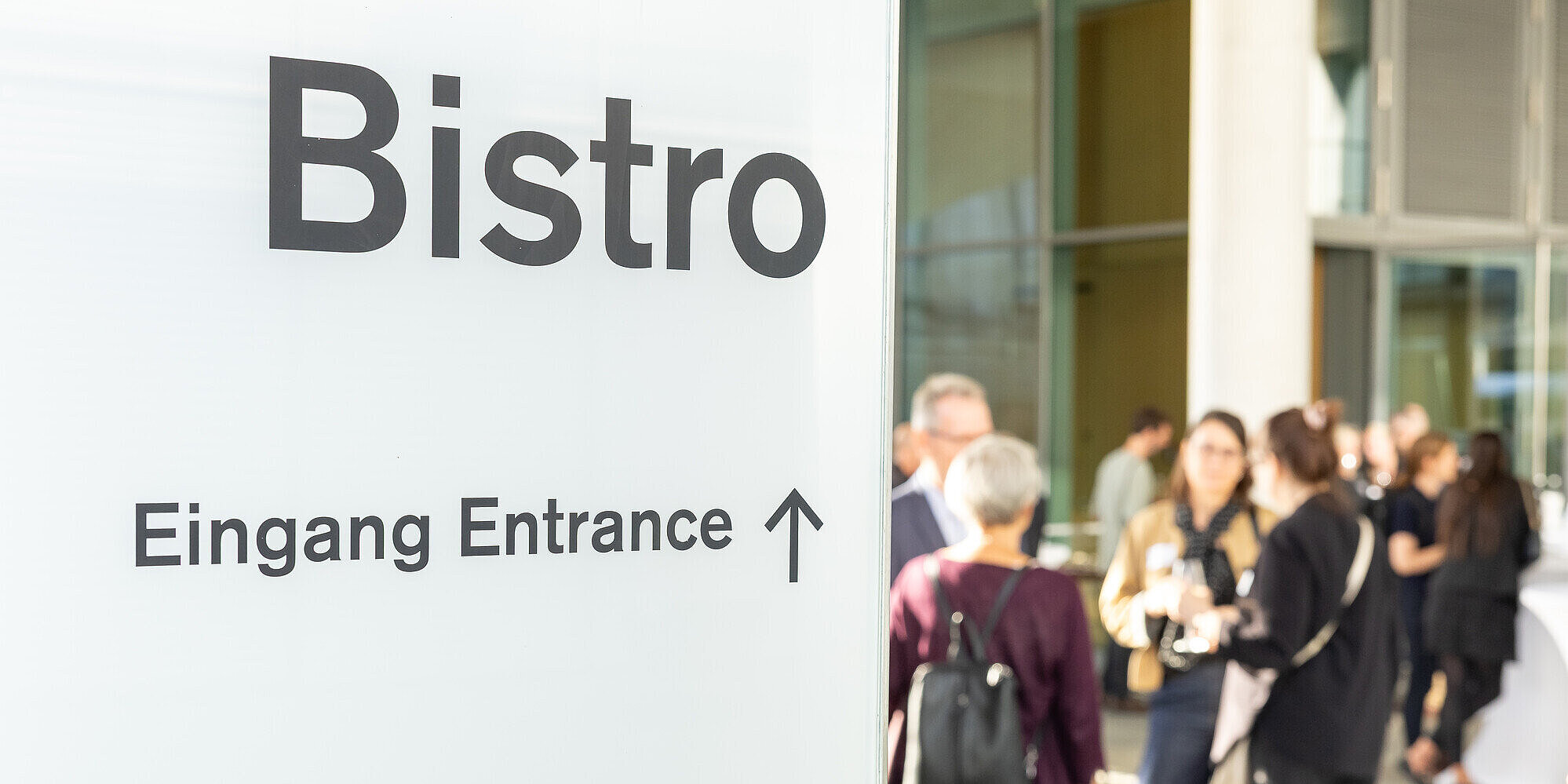 Inklusiv, genussvoll, divers: Bistro Marie eröffnet Eingangsschild des Bistros, daneben Menschen