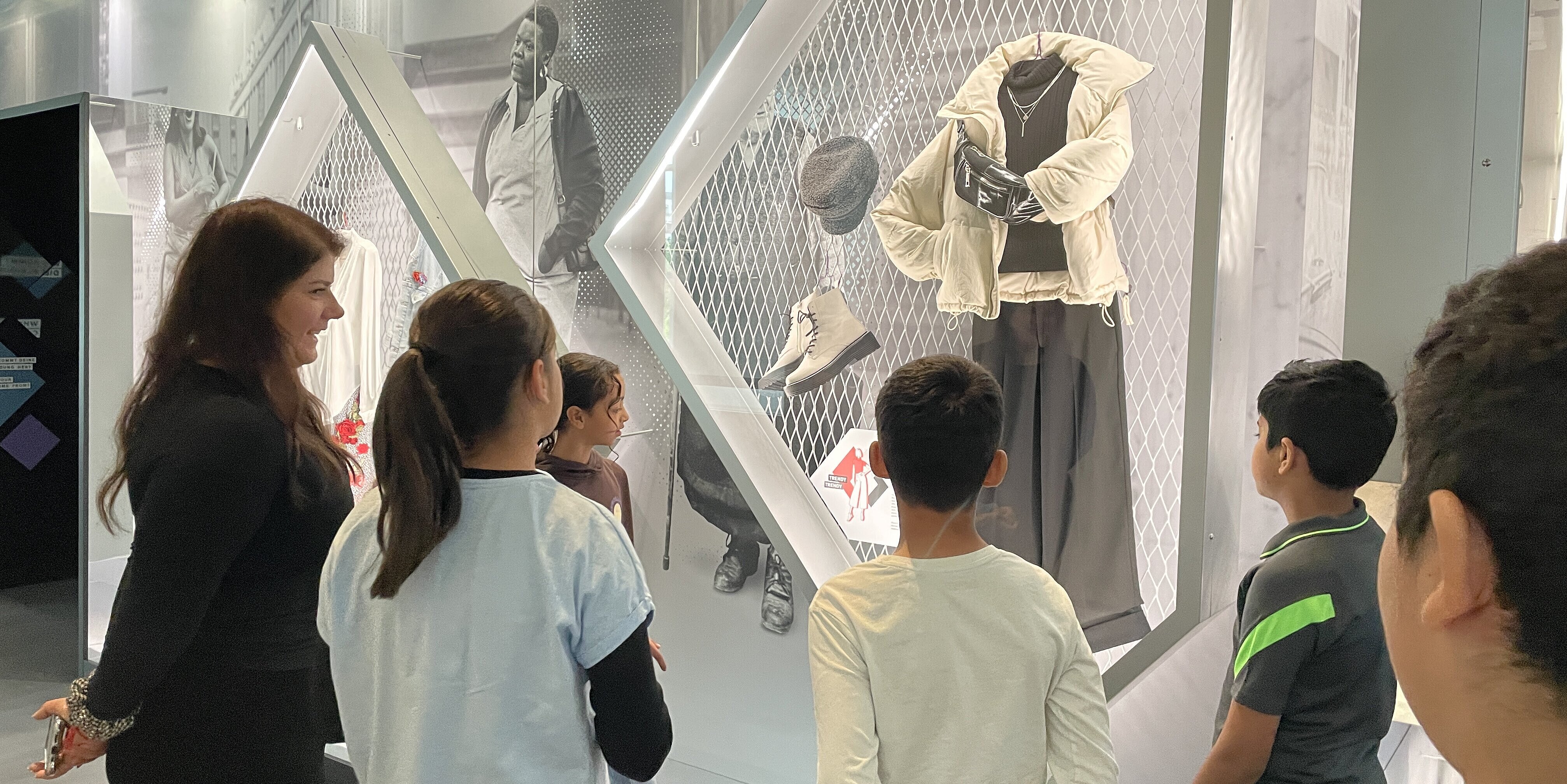 Kulturpiloten bei BERLIN GLOBAL Kinder vor einer Vitrine in der Ausstellung BERLN GLOBAL