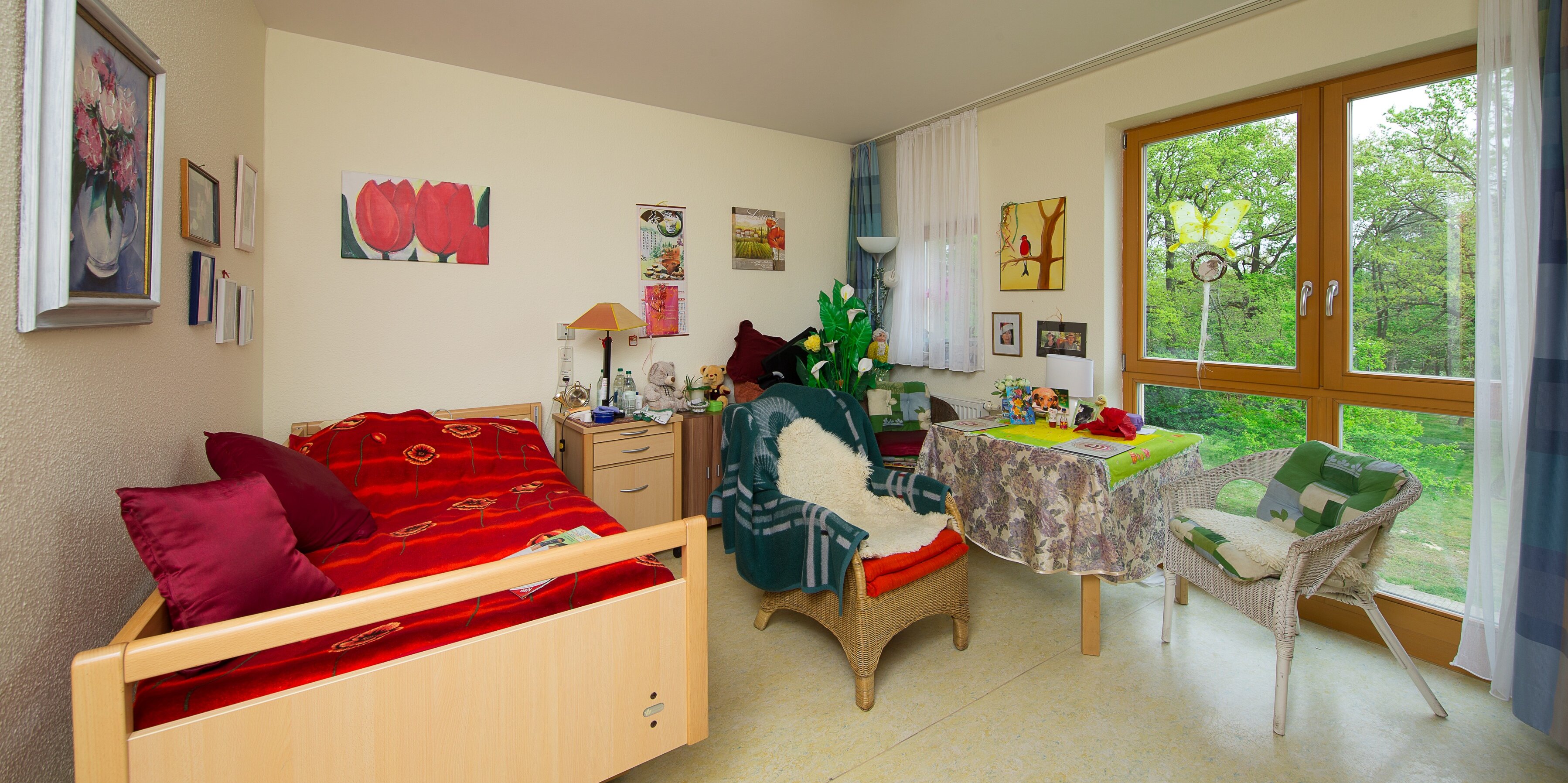 Beispielansicht eines Bewohnerzimmers im Haus 1 inklusive Ausstattung sowie persönlicher Wand- und Zimmerdekoration eines Bewohners