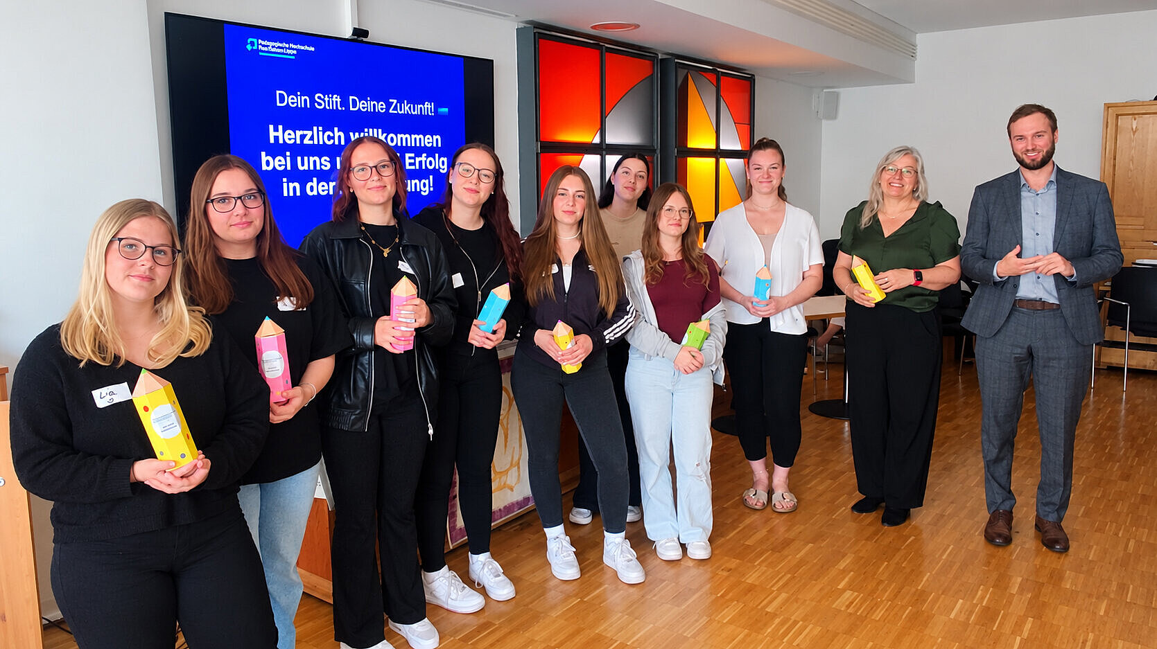 Zwei Klassen und insgesamt 60 junge Menschen starteten am 01.09.2026 in das neue Ausbildungsjahr an der Krankenpflegeschule. Gruppenfoto mit einem Teil der 60 neuen Auszubildenden am Paul Gerhardt Stift und im Pflege & Wohnen Georg Schleusner