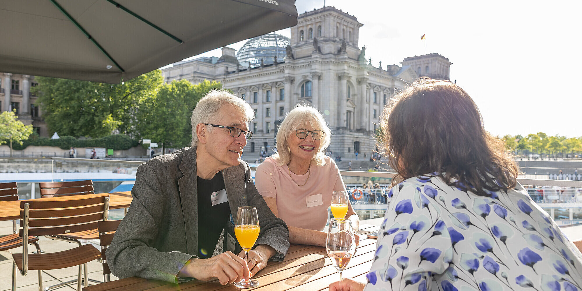 Inklusiv, genussvoll, divers: Bistro Marie eröffnet Gäste sitzen auf der Sonnenterrasse des Bistros