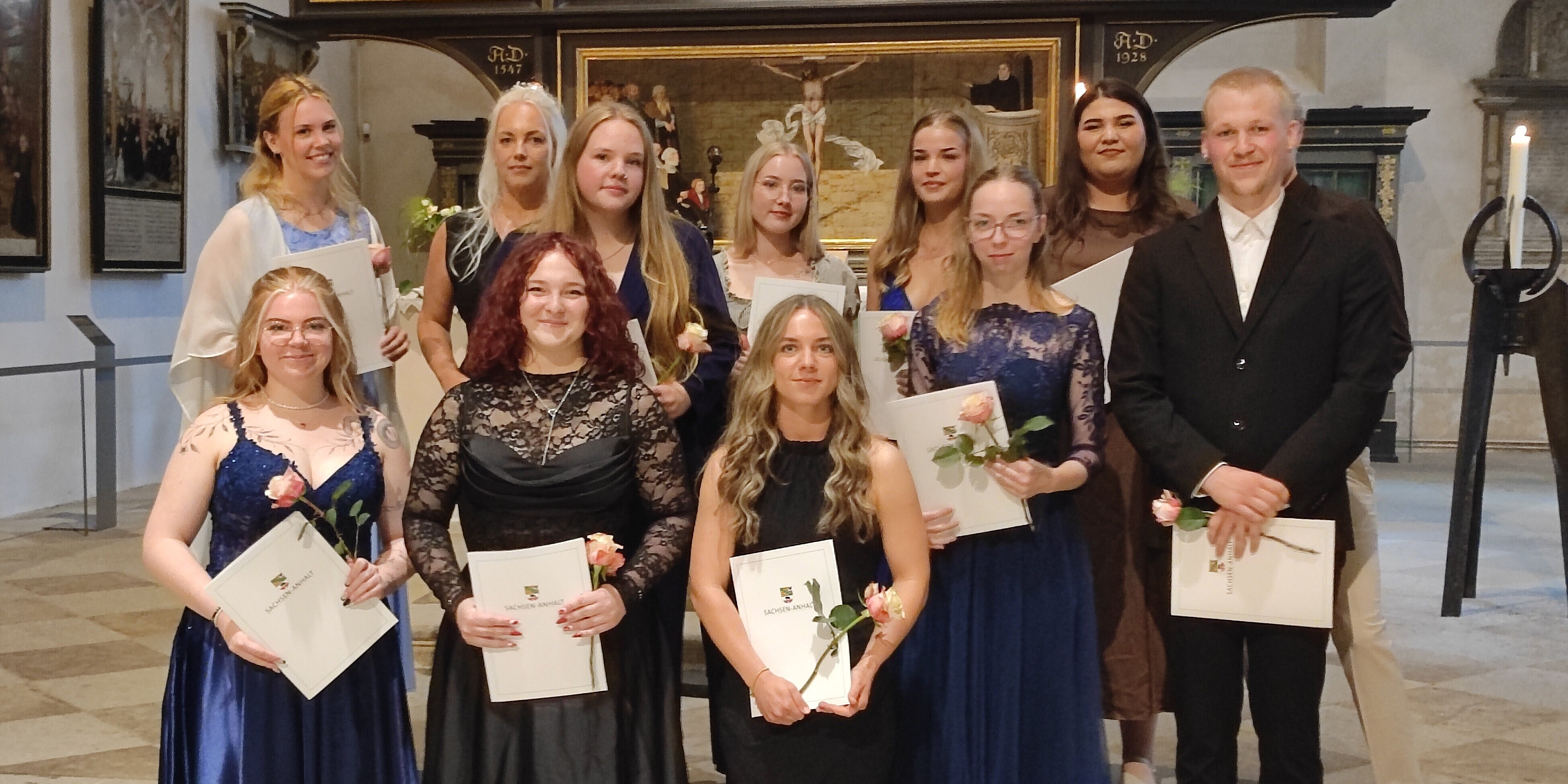 Ende August haben wir mit unseren frisch examinierten Pflegefachkräften den Abschluss ihrer dreijährigen Ausbildung gefeiert! Gruppenfoto der Absolvent*innen vom Examens-Gottesdienst in der Wittenberger Stadtkirche