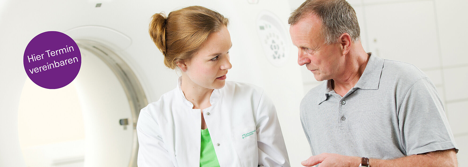 Doctolib: Termin vereinbaren (im neuen Fenster) Junge Ärztin klärt Patient vor der Tomografie auf.
