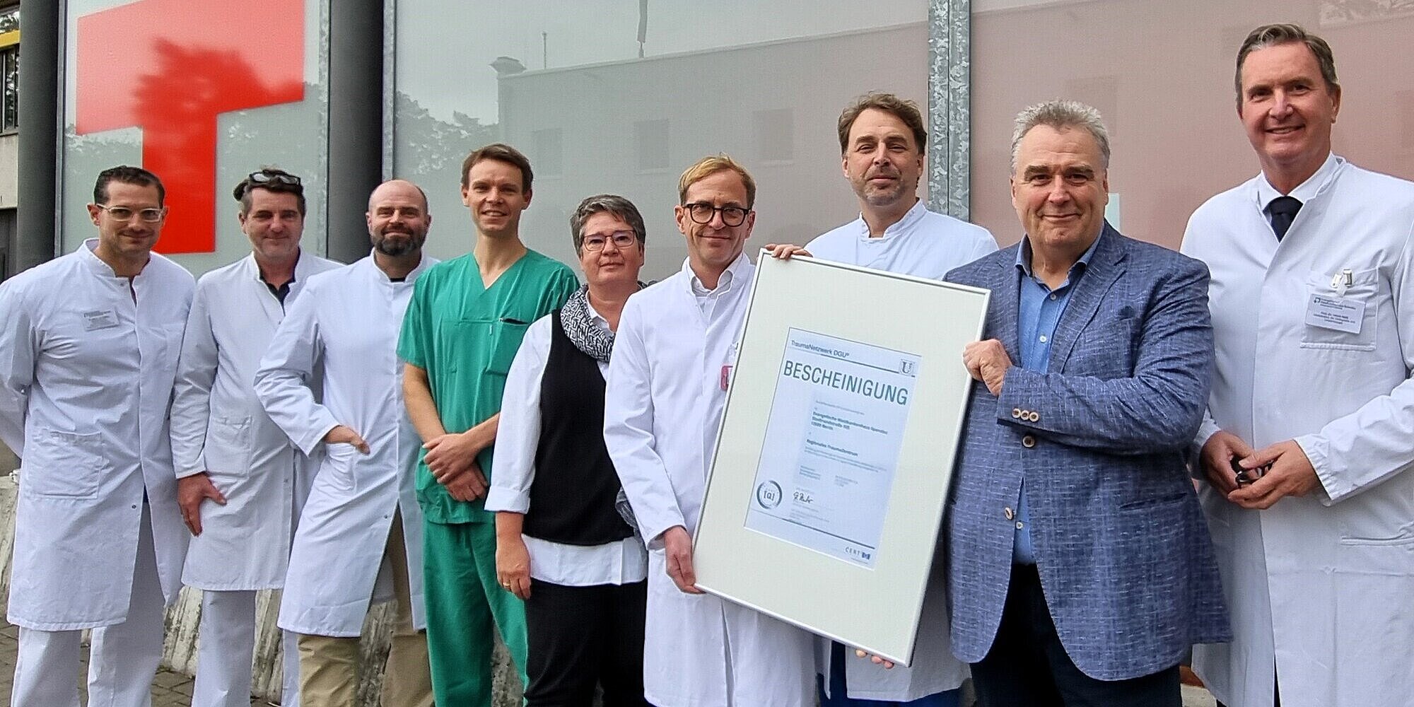 Gruppen von Ärztinnen vor Krankenhaus