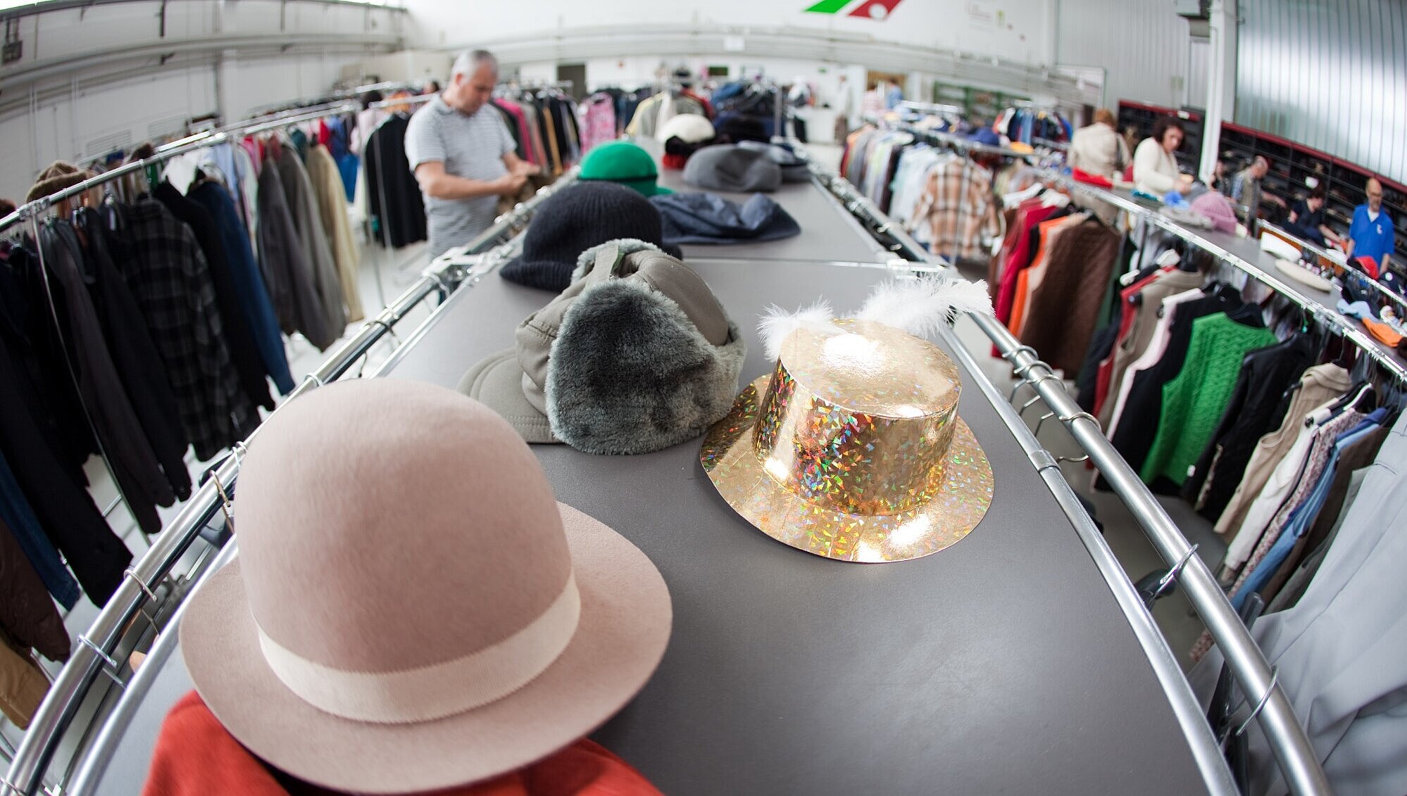 Innenbereich der Fundgrube: Regale, Warenständer und diverse Artikel.