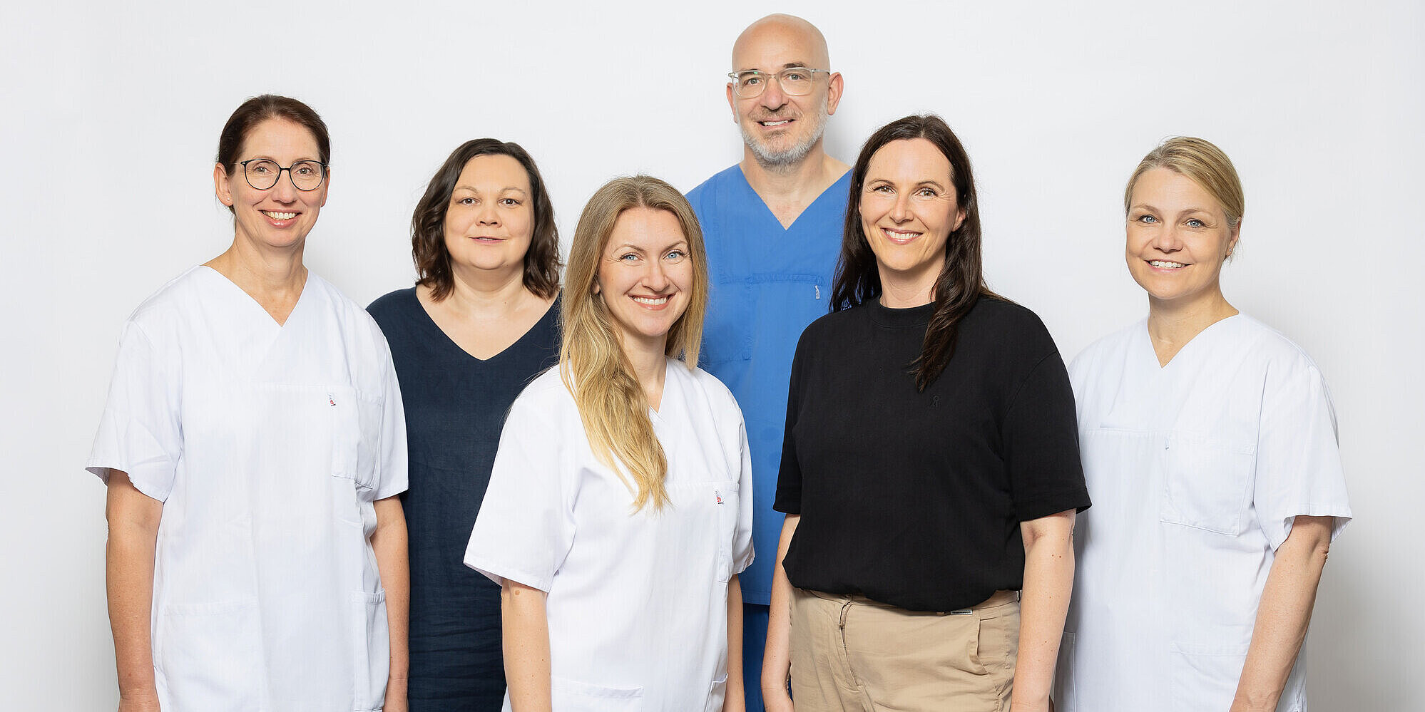 Unser Team des Endoskopischen Bariatriezentrums bietet moderne Verfahren der endoskopischen Gewichtsreduktion zur Behandlung von Übergewicht und Adipositas an. Teamfoto des Endoskopischen Bariatriezentrums der Elisabeth Klinik