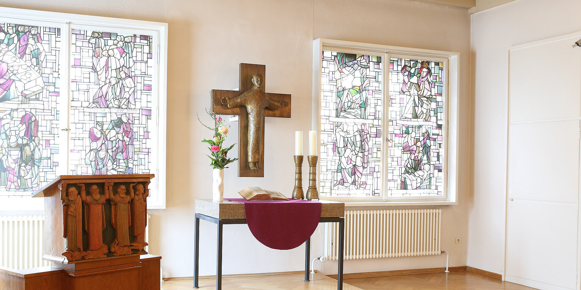 Krankenhausseelsorge: Menschliche Zuwendung, Hilfe und Trost Altar der Kapelle im Evangelischen Krankenhaus Hubertus.