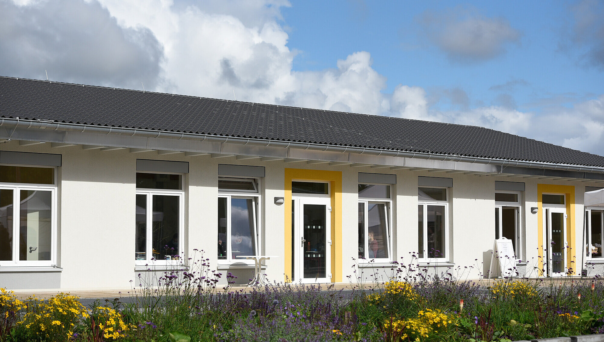 Außenansicht der August Hermann Francke Schule Der Eingang zu einem einstöckigen Gebäude mit Flachdach.