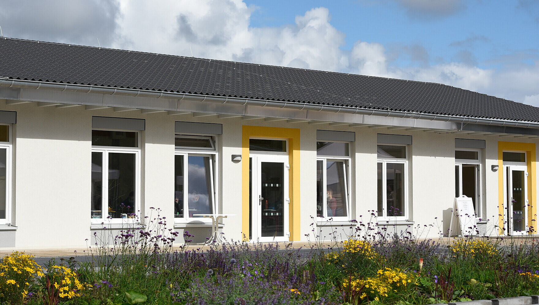 Außenansicht der August Hermann Francke Schule Der Eingang zu einem einstöckigen Gebäude mit Flachdach.