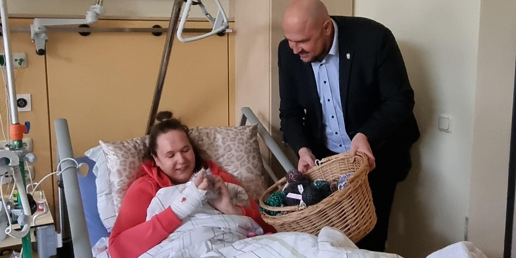 Patientin bekommt von Bezirksbürgermeister einen Kuschel-Osterhasen geschenkt