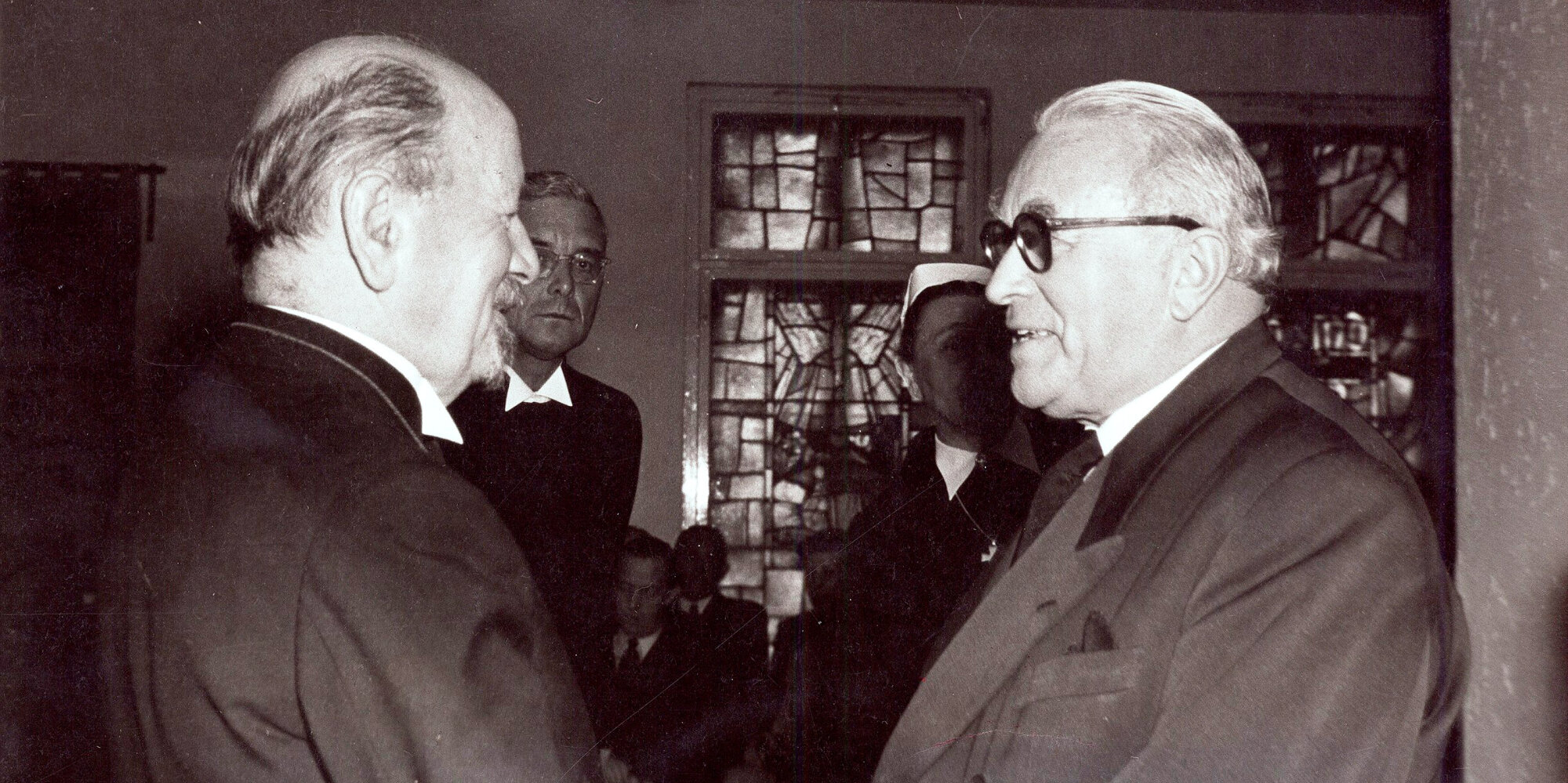 Schwar-weiß Aufnahme von zwei Männern. Rechts im Bild Ernst Kopp zusammen mit Otto Dibelius links im Bild.