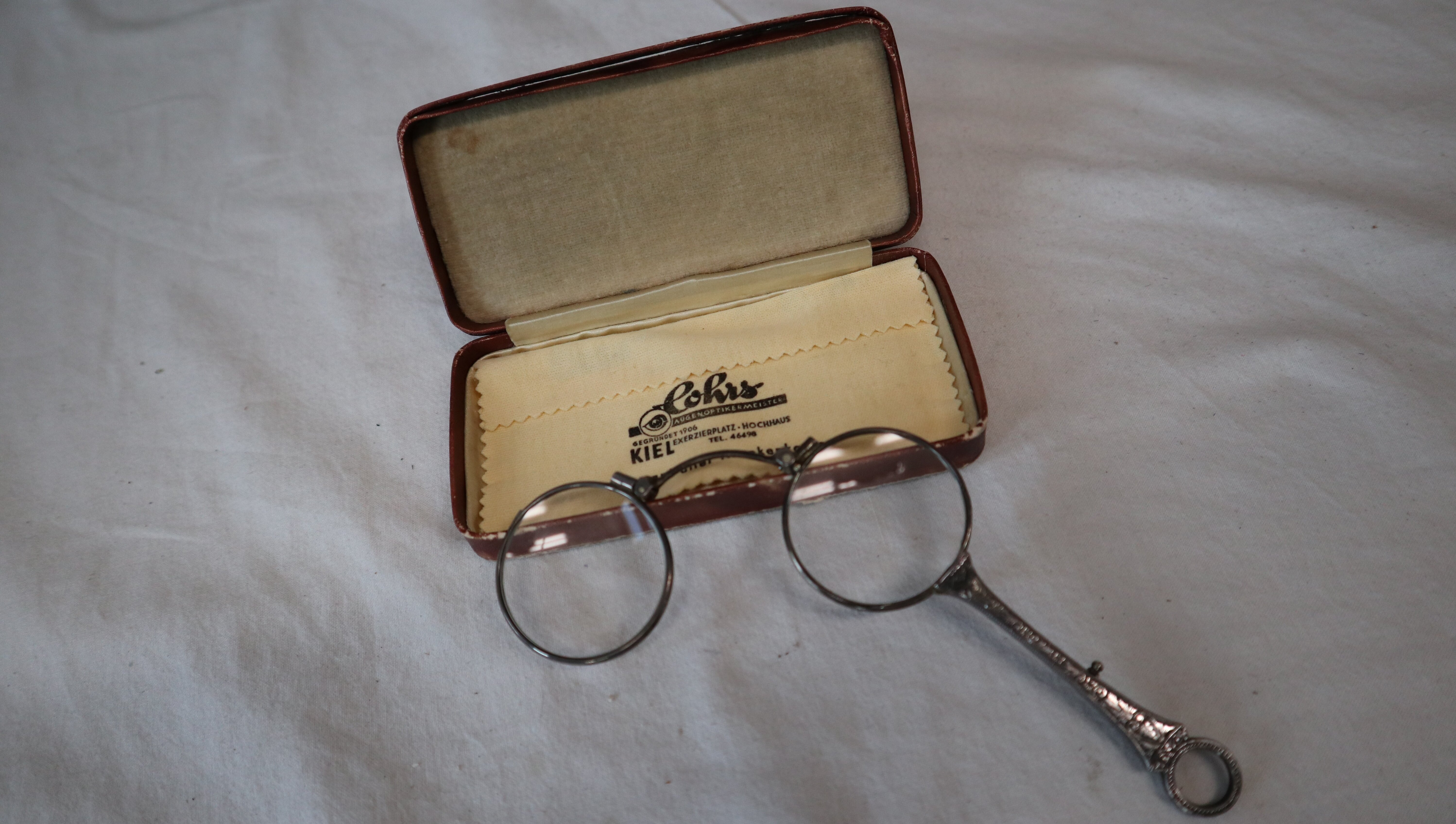 Eine antiquitäre Brille mit Etui