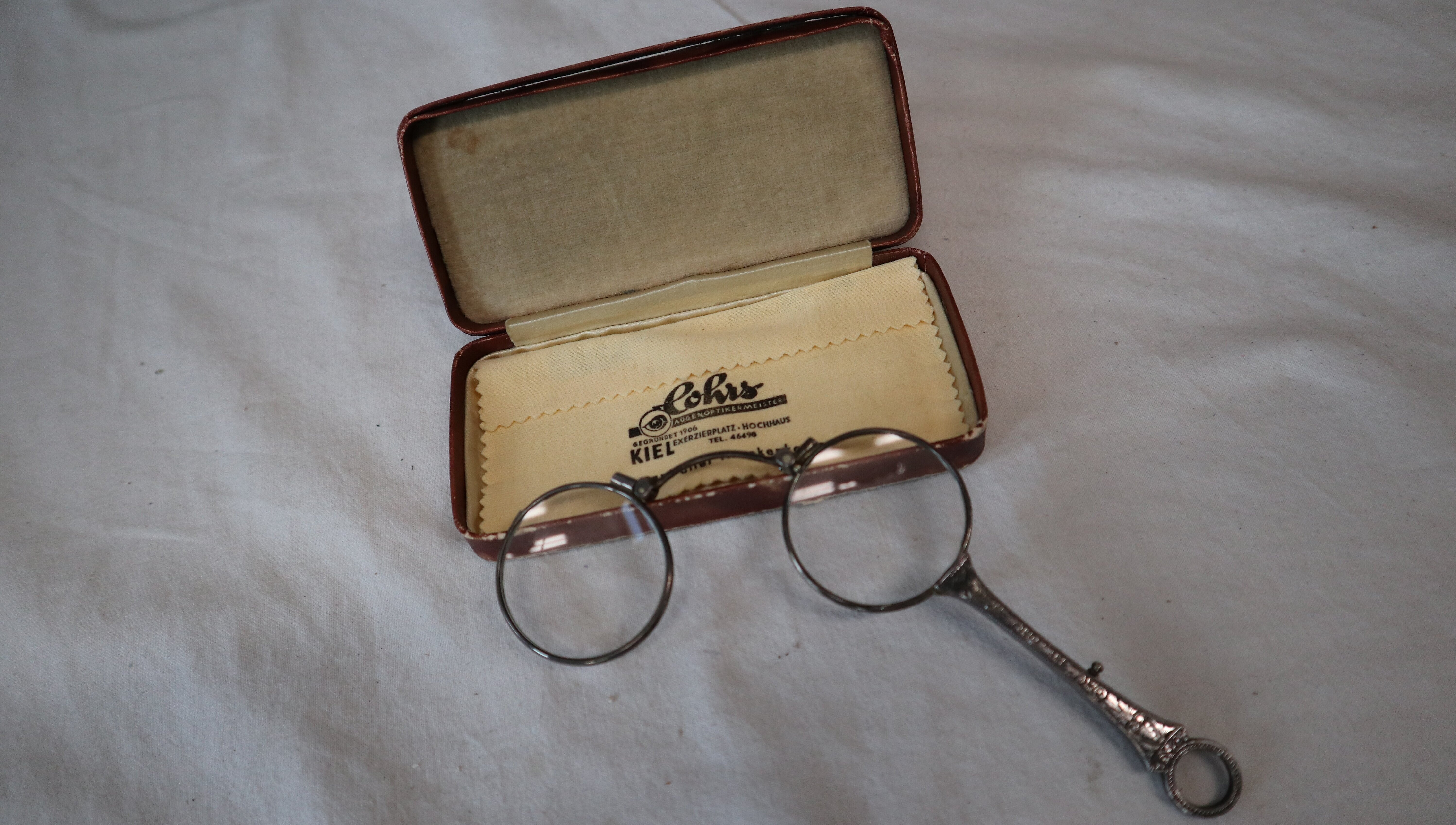 Eine Longuette, also Klappbrille, 900er Silber, Hersteller unbekannt Eine antiquitäre Brille mit Etui