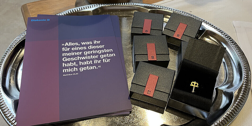 Urkunden und Kronenkreuze auf silbernem Teller