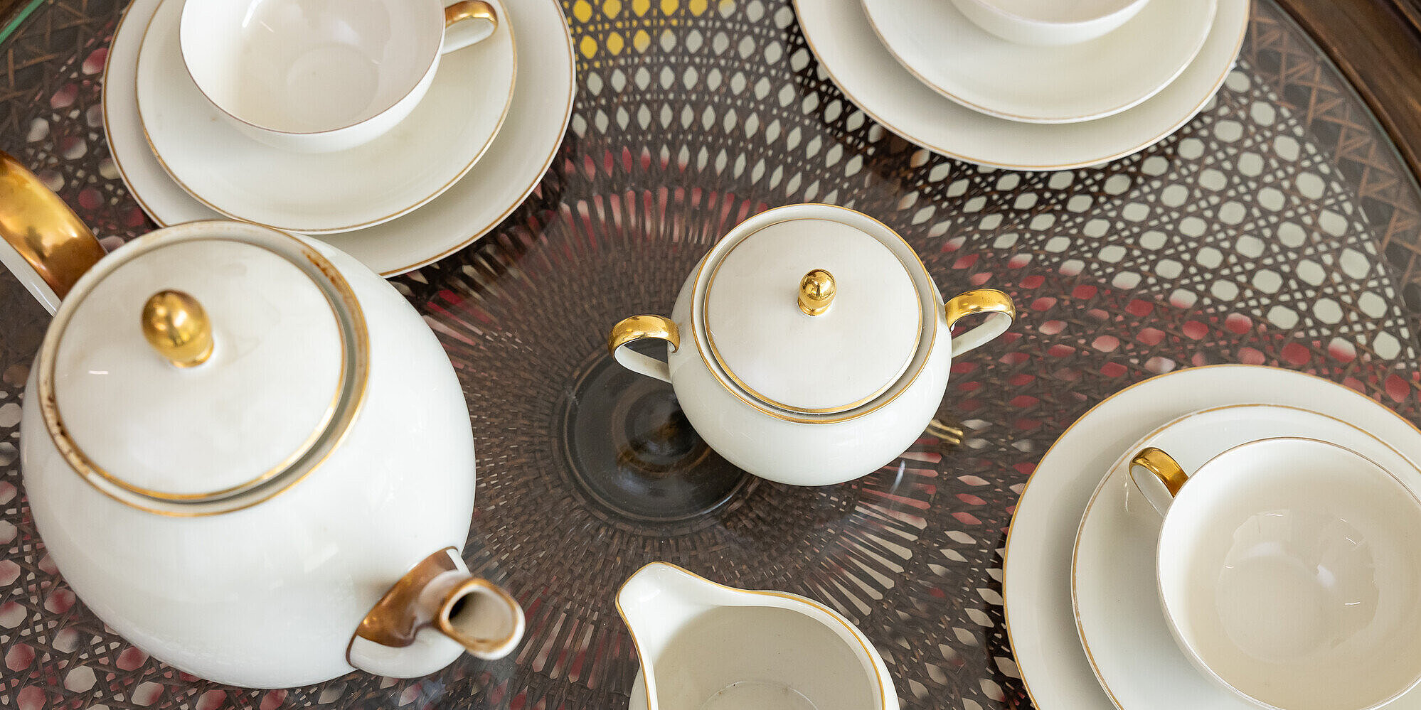 Kaffeeservice auf Holztisch