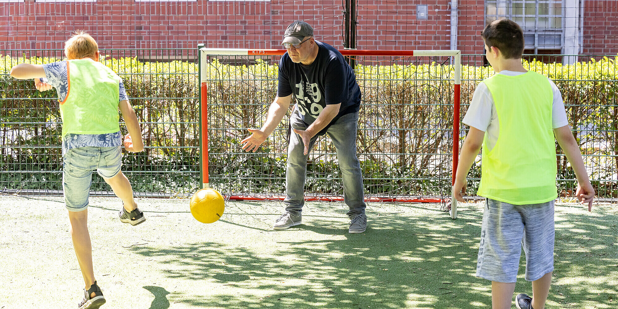 Die Jugendberufshilfe unterstützt dabei, die eigenen Stärken zu entdecken. Jugendliche spielen Fußball mit Betreuer