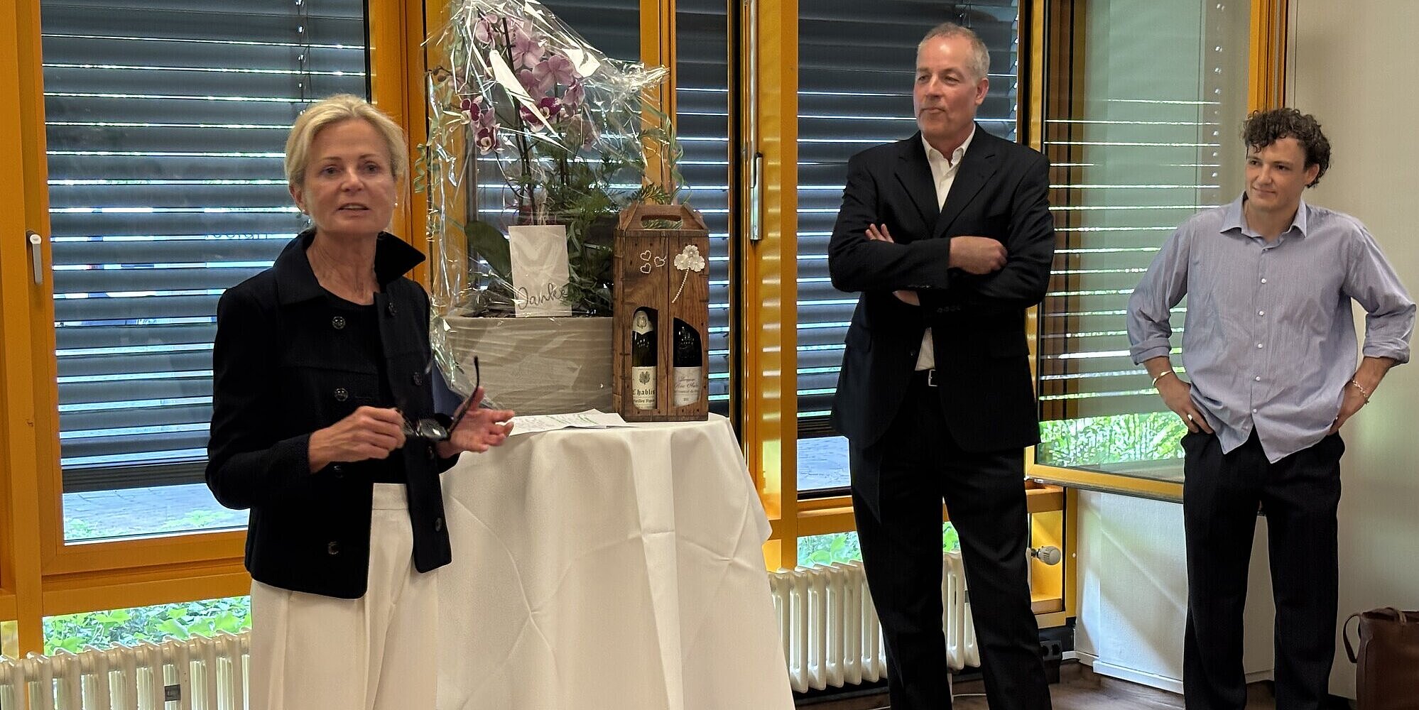 Grußwort von Pflegedirektorin Andrea Lemke Pflegedirektorin Andrea Lemke würdigt ihren Kollegen mit einem Grußwort
