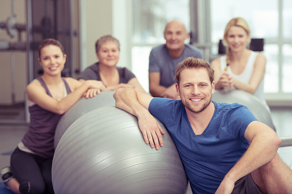 Ausbildung Ergotherapeut*in Rechts im Bild: Eine junge Frau in einer starken Pose, die aussagt "Yeah, das schaffe ich". Links von ihr: Skizzen eines Rollstuhls, eines Rollators, eines Balls, von einem Paar Schuhe sowie gemalten Bildern.
