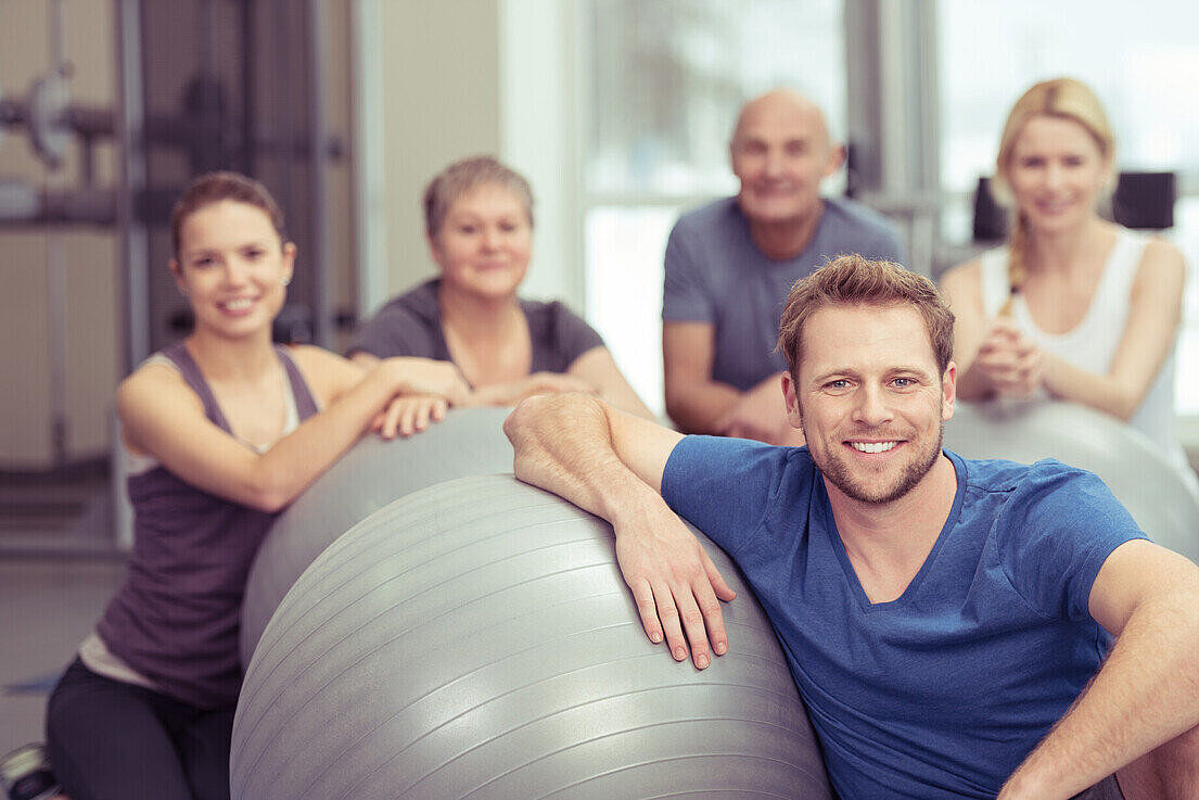 Rechts im Bild: Eine junge Frau in einer starken Pose, die aussagt "Yeah, das schaffe ich". Links von ihr: Skizzen eines Rollstuhls, eines Rollators, eines Balls, von einem Paar Schuhe sowie gemalten Bildern.