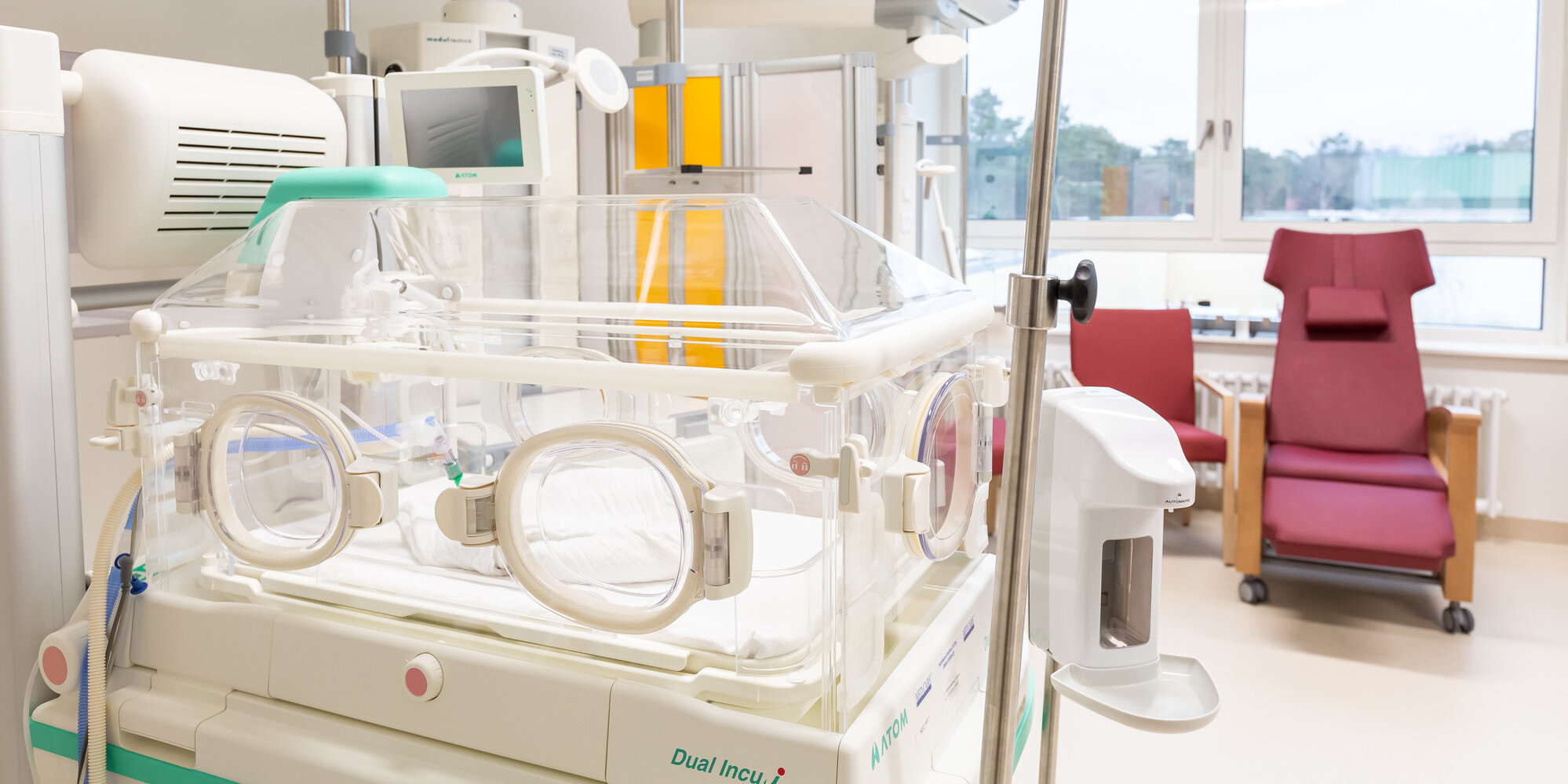 Modern ausgestattetes Zimmer mit Inkubator für Neugeborene in der Neonatologie.