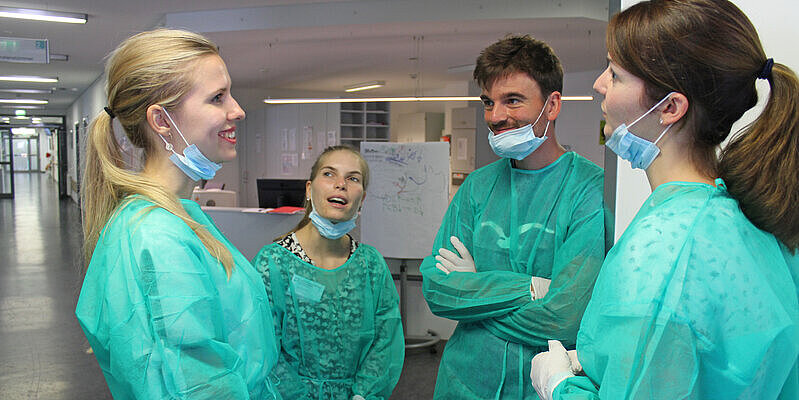 Vier Teilnehmende der Summer School unterhalten sich