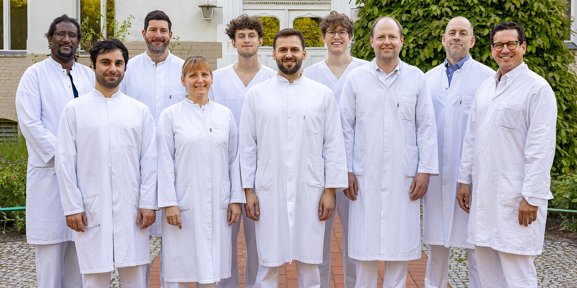 Ausgestattet mit modernster Technik versorgt das Team alle Erkrankungen des Gefäßsystems auf medizinischem Spitzenniveau. Ein Arzt im Kittel zeigt mit einem Kugelschreiber auf ein Gefäß-Modell.