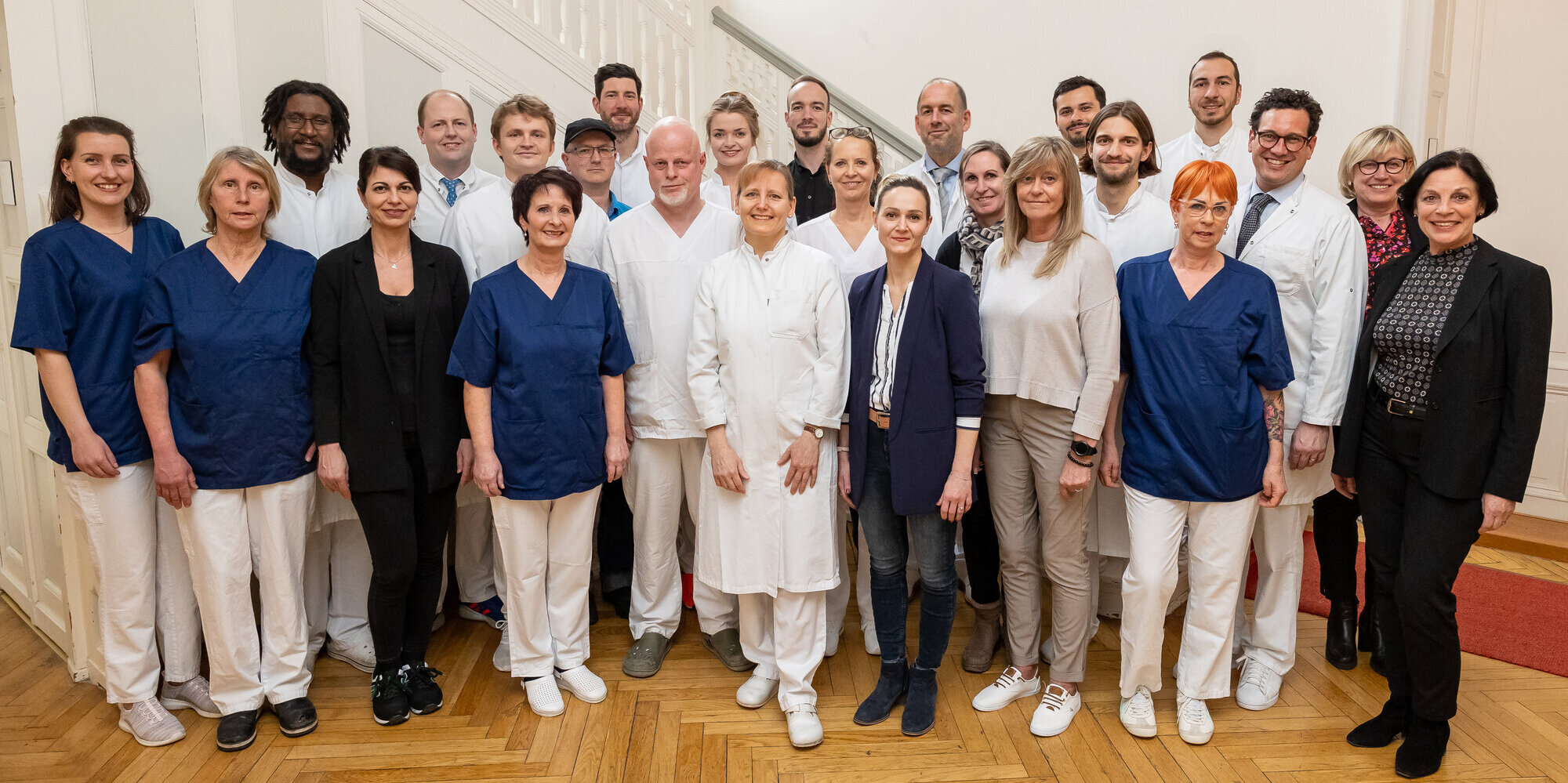 Gruppenfoto: Team der Klinik für Orthopädie/Unfallchirurgie und Sportmedizin
