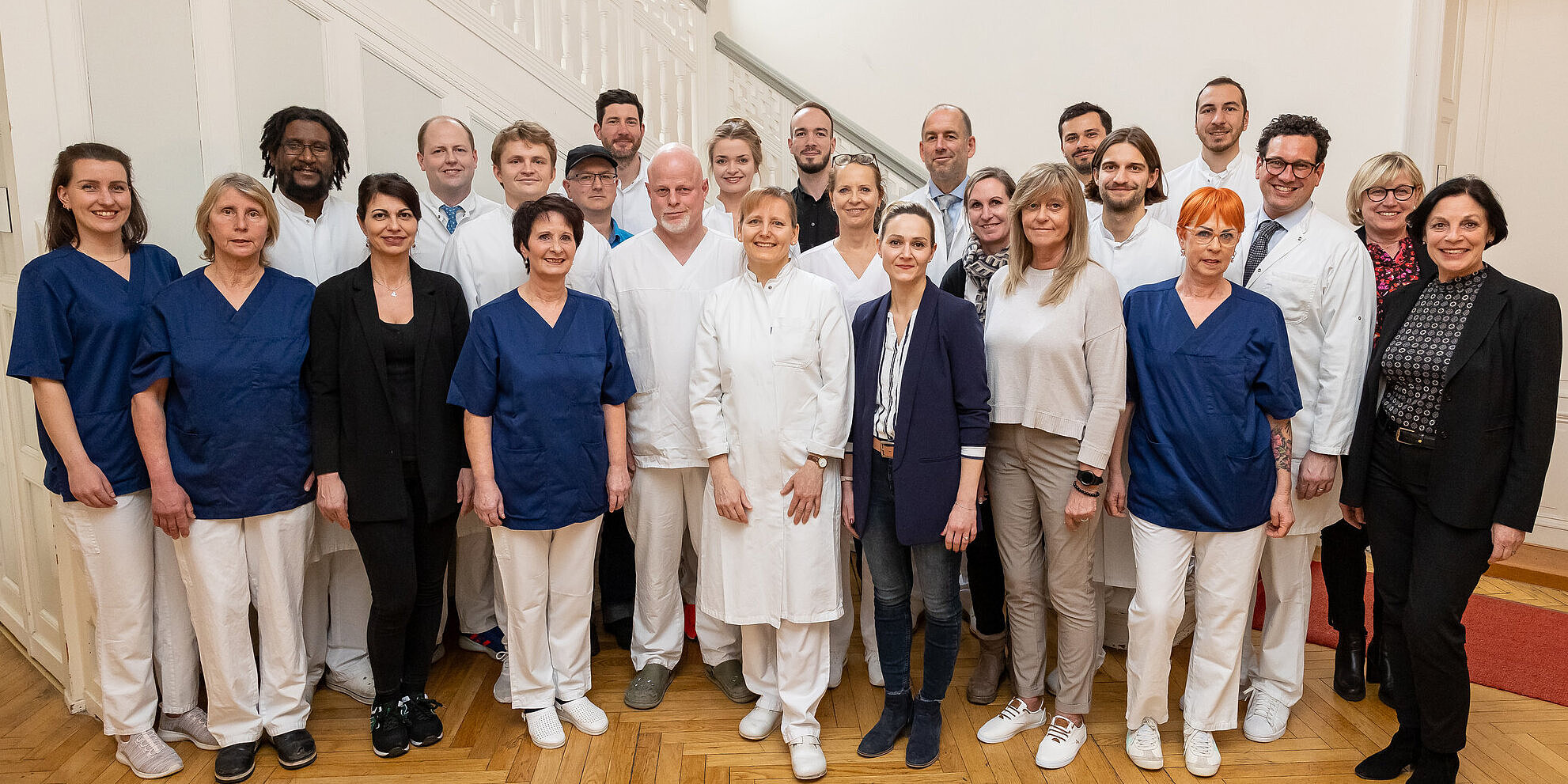 Gruppenfoto: Team der Klinik für Orthopädie/Unfallchirurgie und Sportmedizin