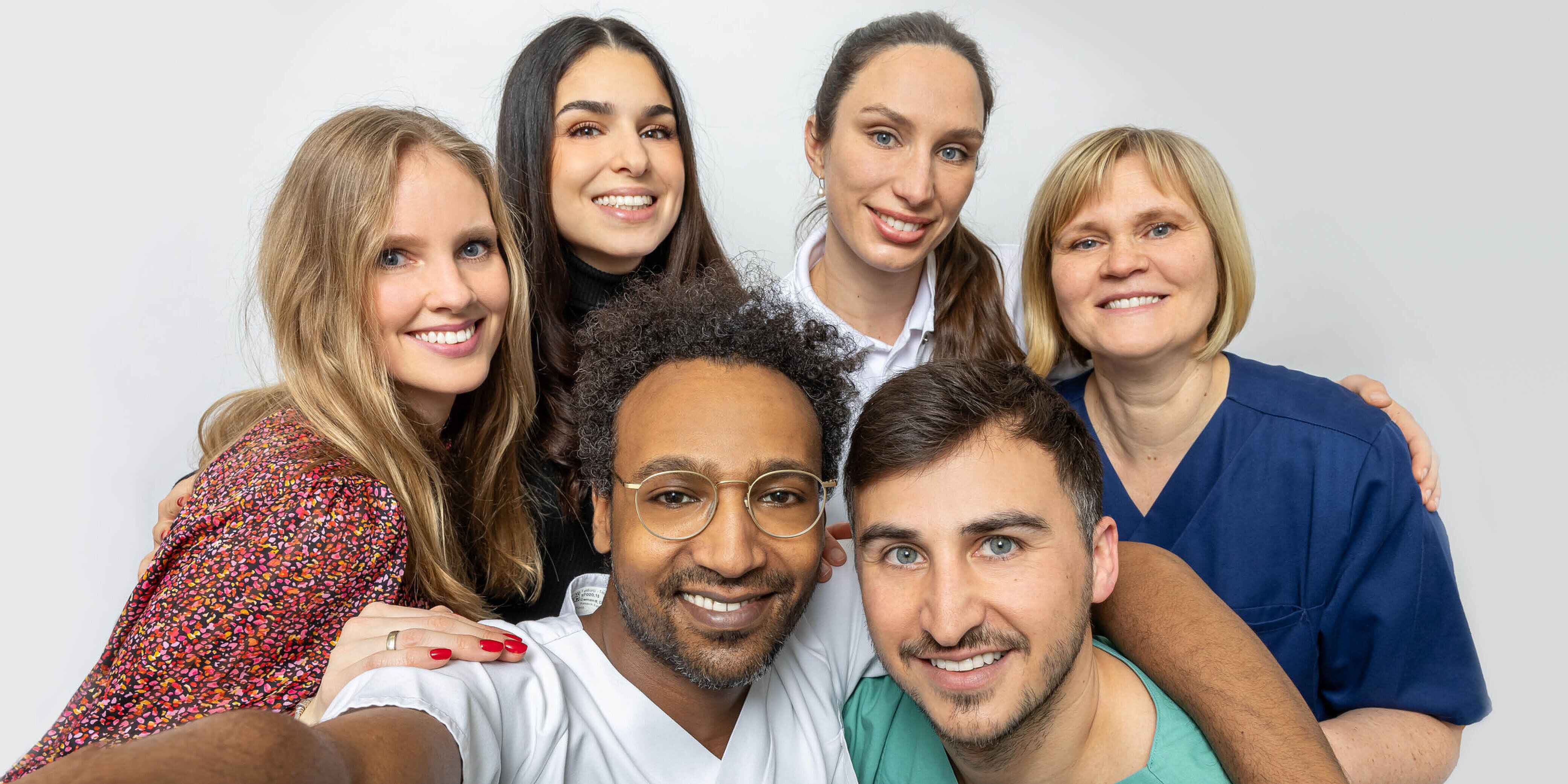 Herzlich willkommen im Team Hubertus Mitarbeitende aus dem Evangelischen Krankenhaus Hubertus machen ein Selfie.