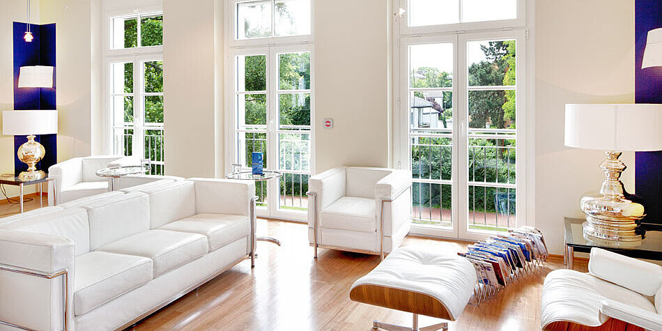 Lounge mit weißen Möbeln in der Klinik für MIC