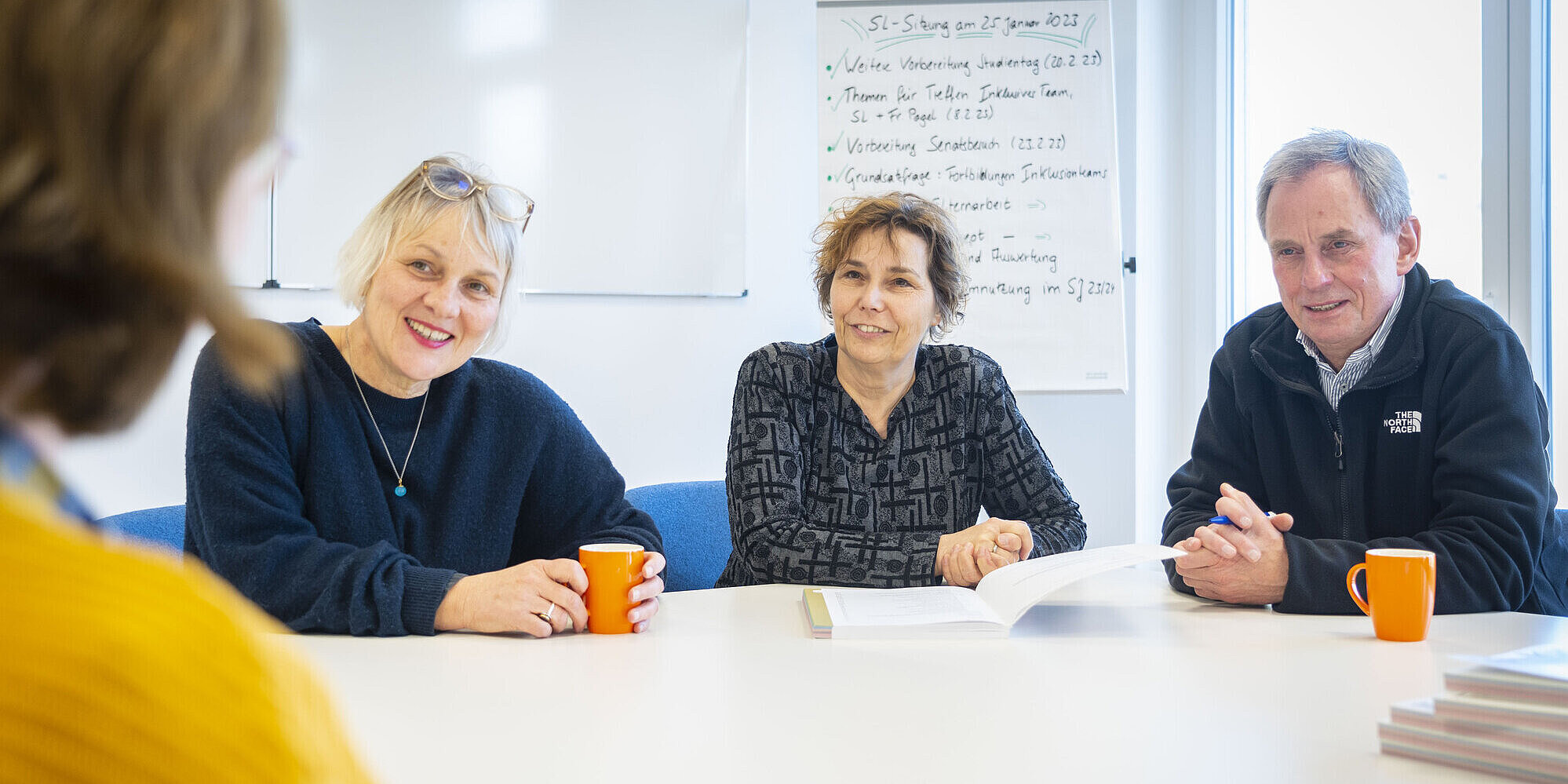 Von links: Ulrike Müller (Schulleiterin August Hermann Francke Schule), Brunhilde Grzegorski (Konrektorin Evangelische Schule Spandau), Thomas Brand (Schulleiter Evangelische Schule Spandau). Schulleitung während einer Konferenz