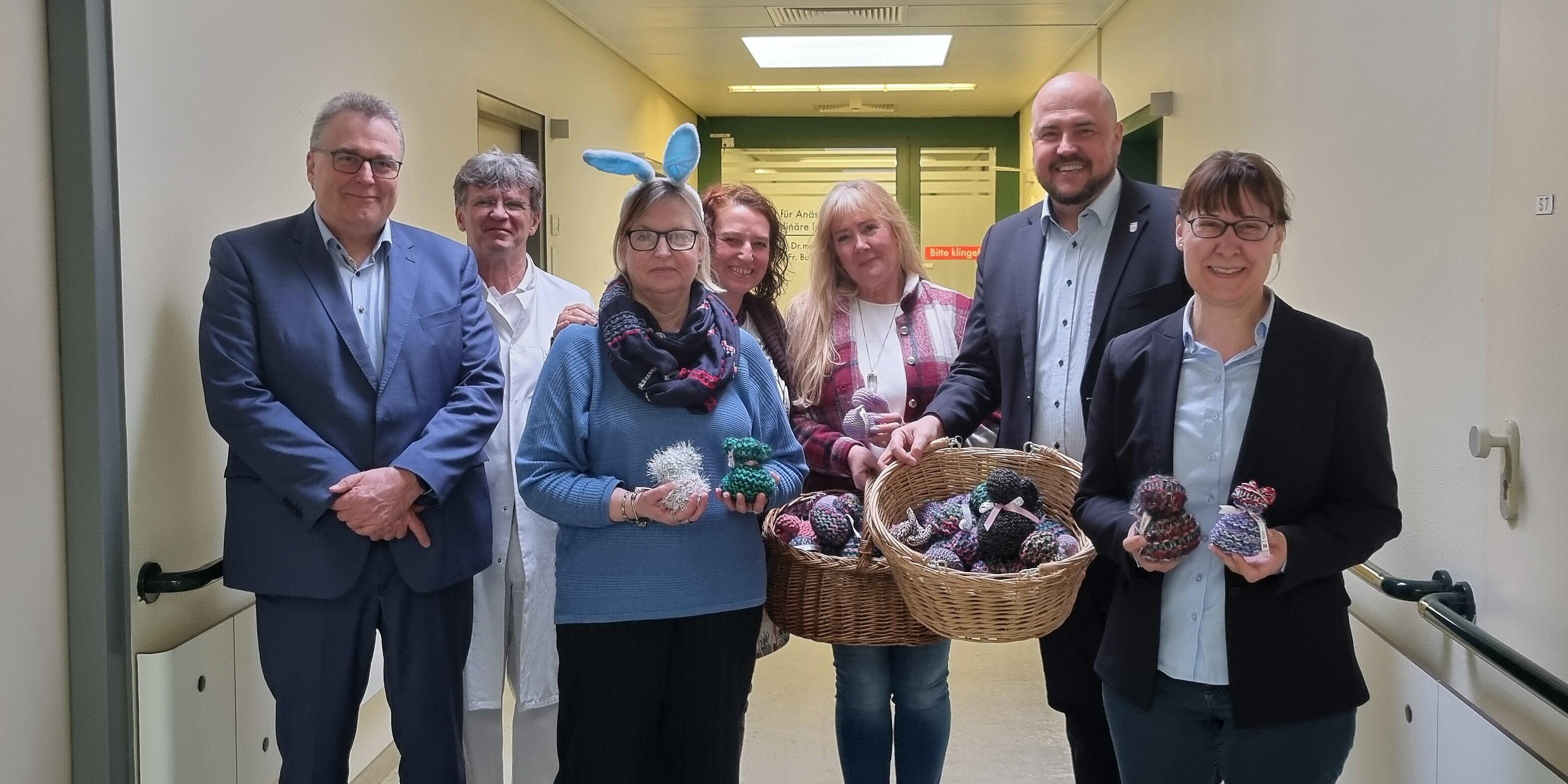 Gruppenfoto mit Geschäftsführung, Chefarzt und Gästen aus dem Bezirksamt Spandau.
