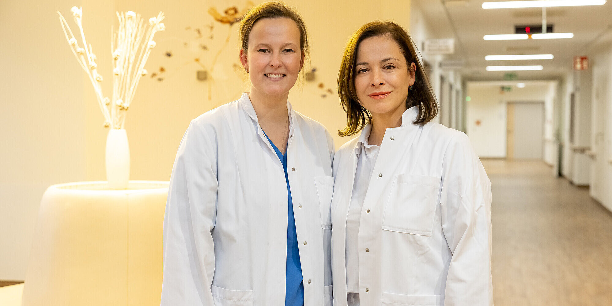 Zwei Ärztinnen stehen nebeneinander.