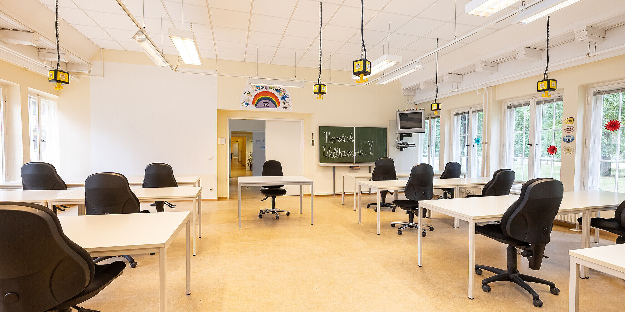 Klassenzimmer mit Stühlen und einer Tafel