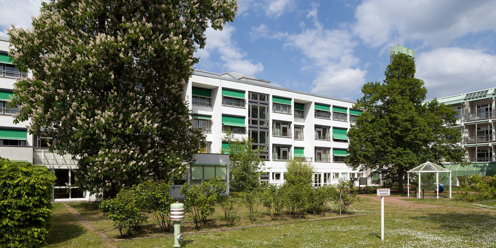 Appartementhotel in der Parkanlage des Evangelischen Krankenhauses Hubertus.